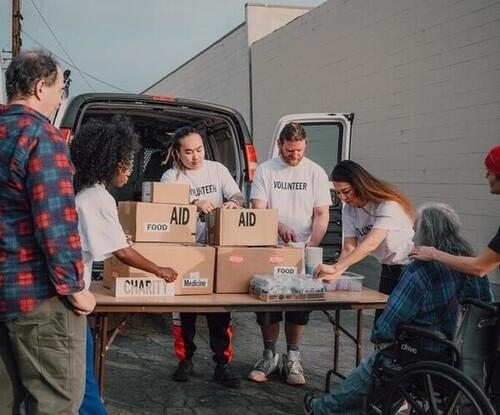 main d'une personne se tendant vers le ciel