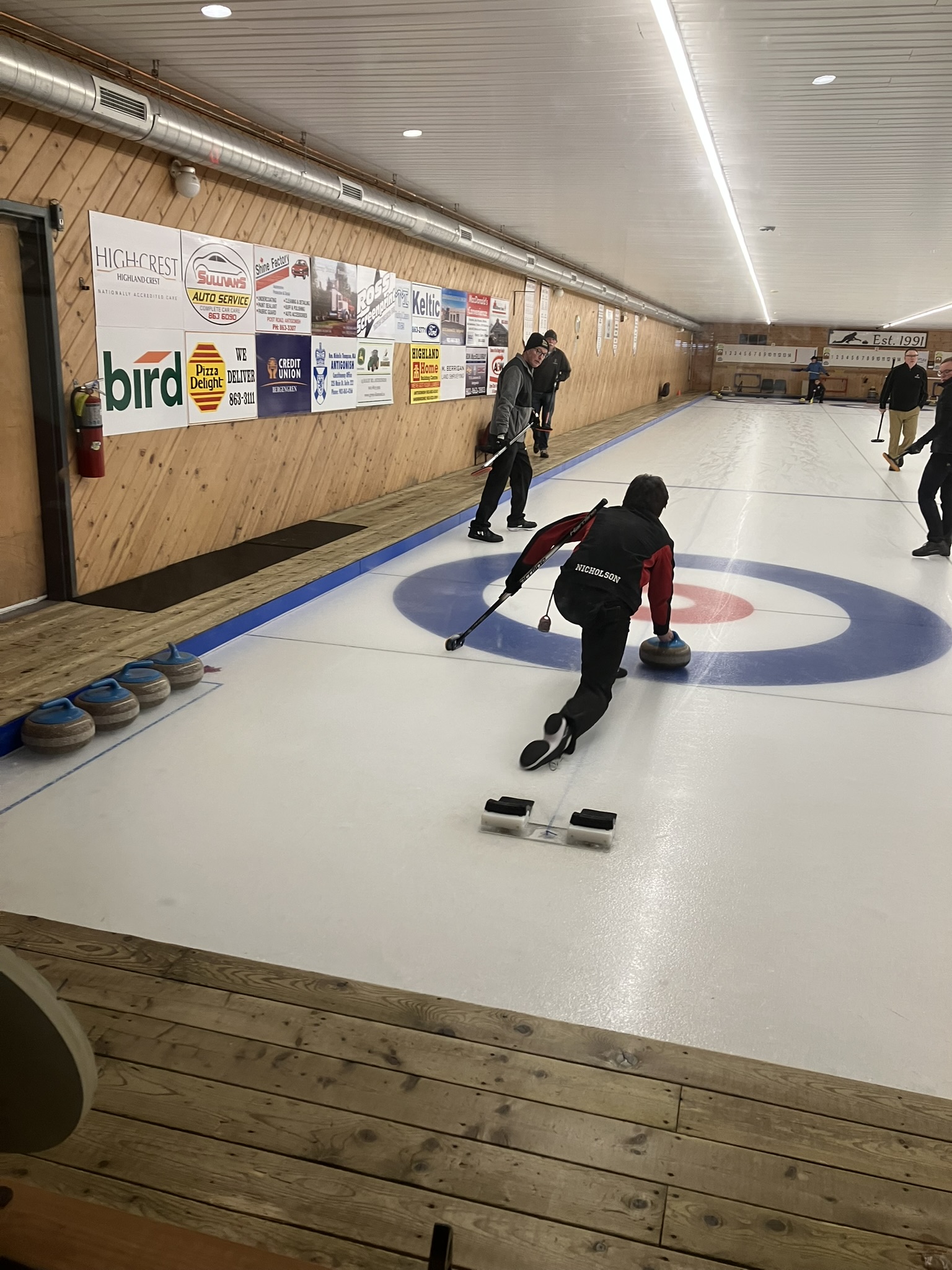 Simon Nicholson throwing second for Shareholder team Williams