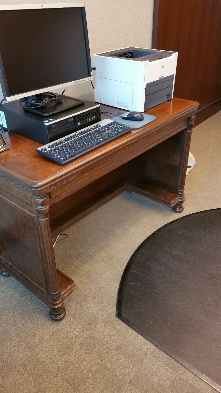 Resulting computer desk