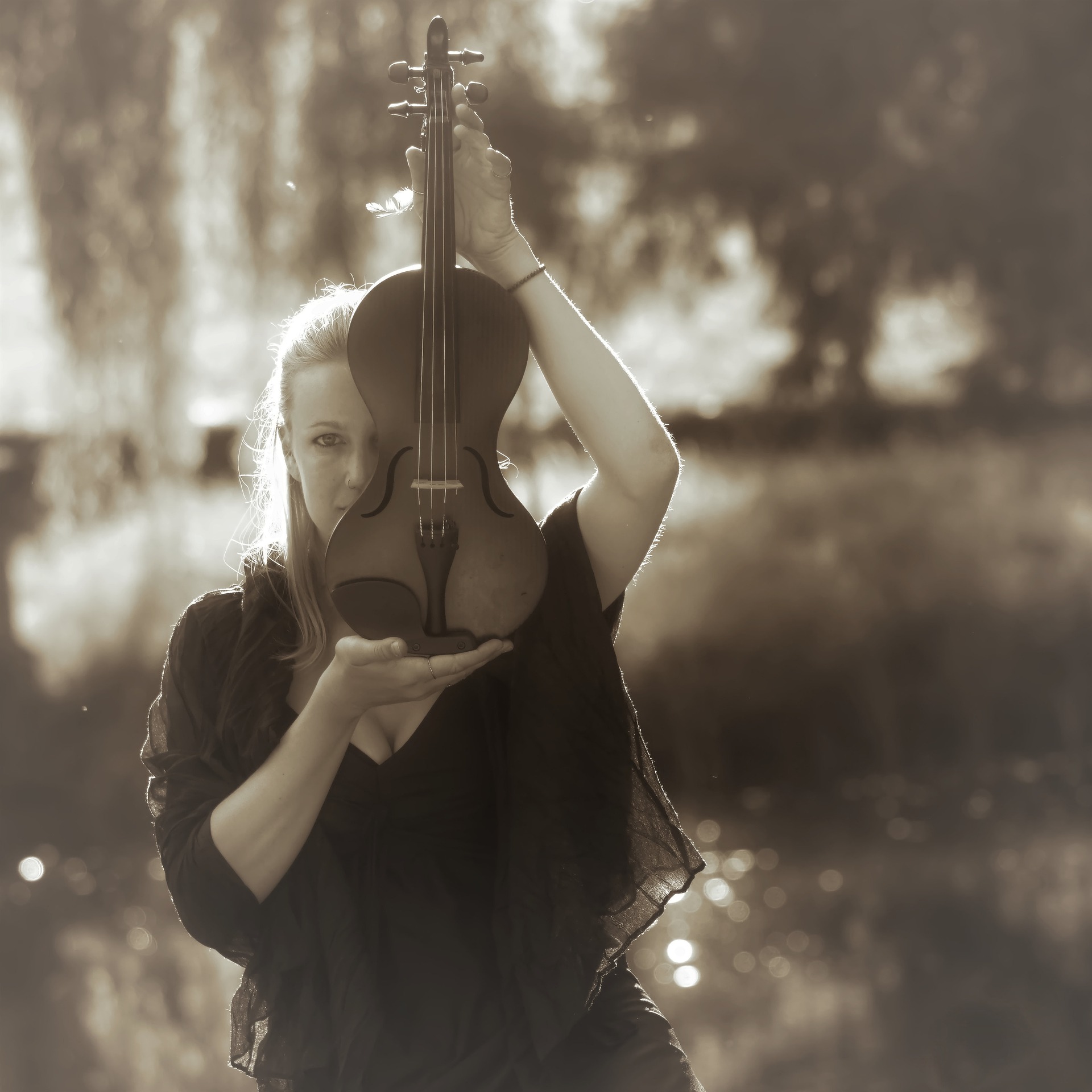 musicienne et son instrument en équilibre