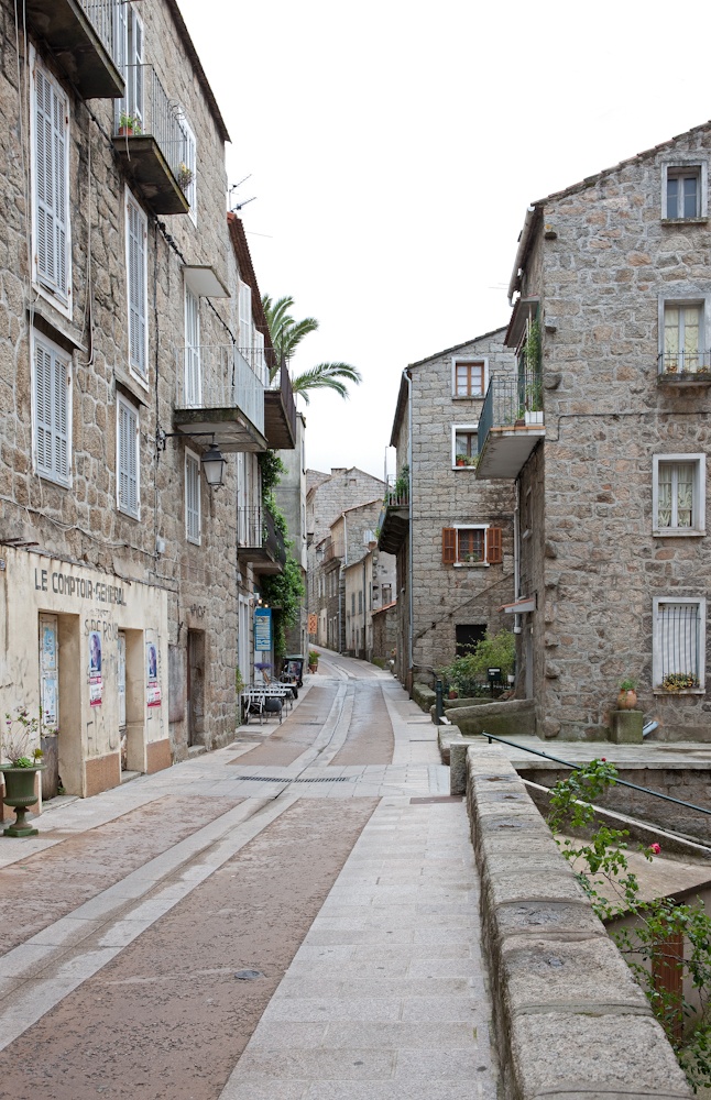 Sartène, et une des 
ses rues typiques 
Sud de la Corse 
Avril 2010