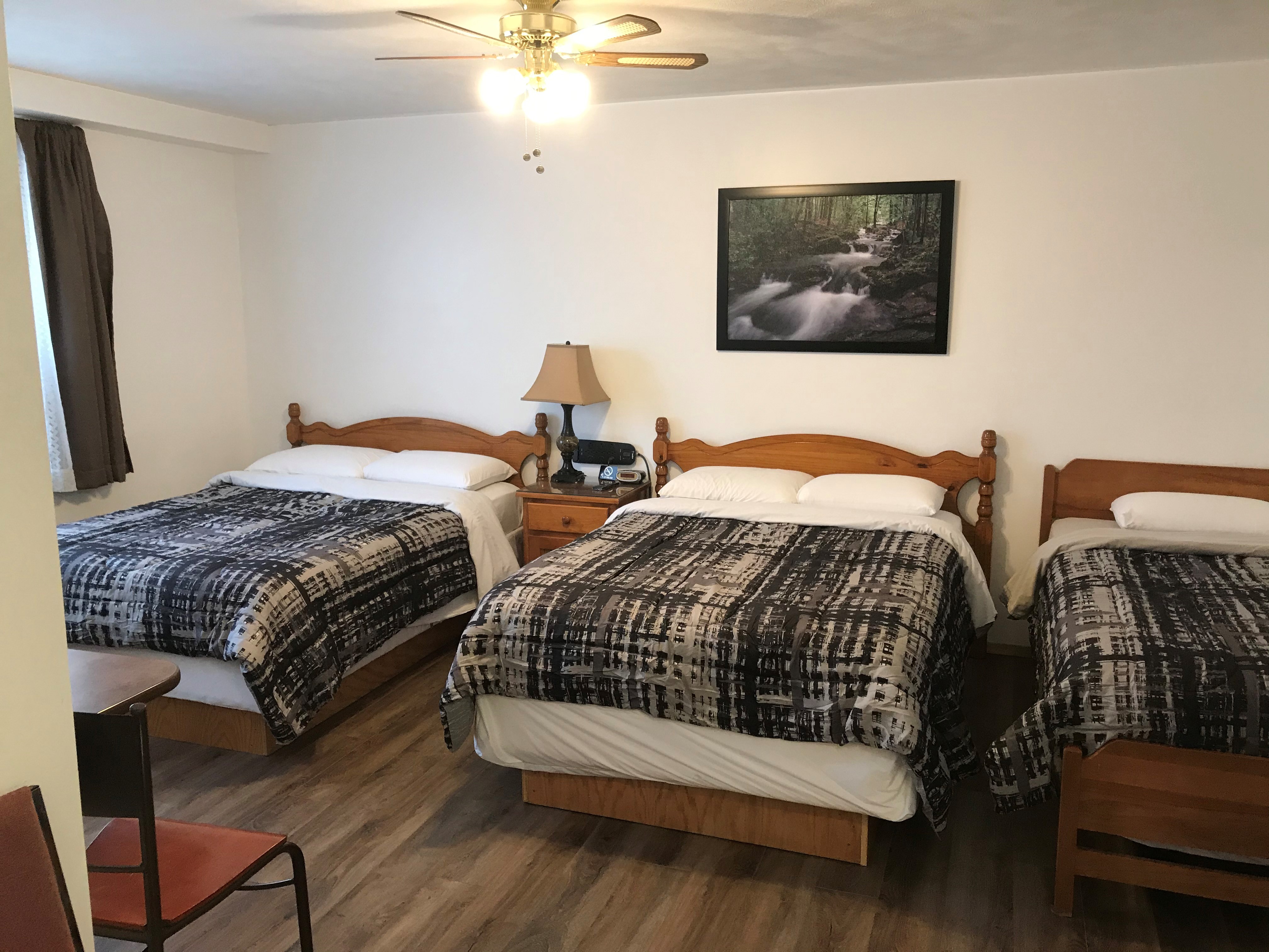 https://0901.nccdn.net/4_2/000/000/00d/f43/jays-motel-room-with-3-beds.jpg