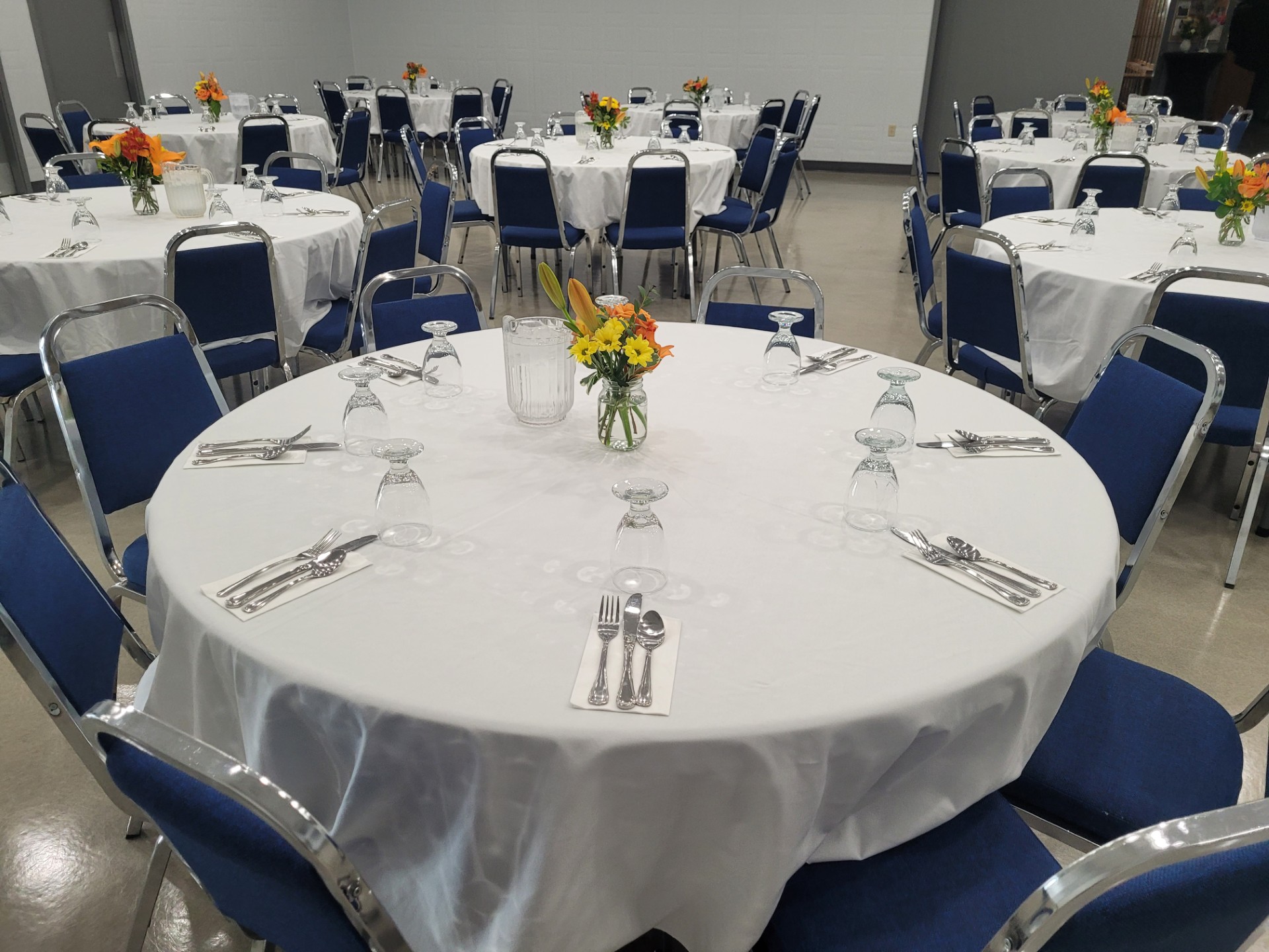 https://0901.nccdn.net/4_2/000/000/00d/f43/round-table-setup.jpg