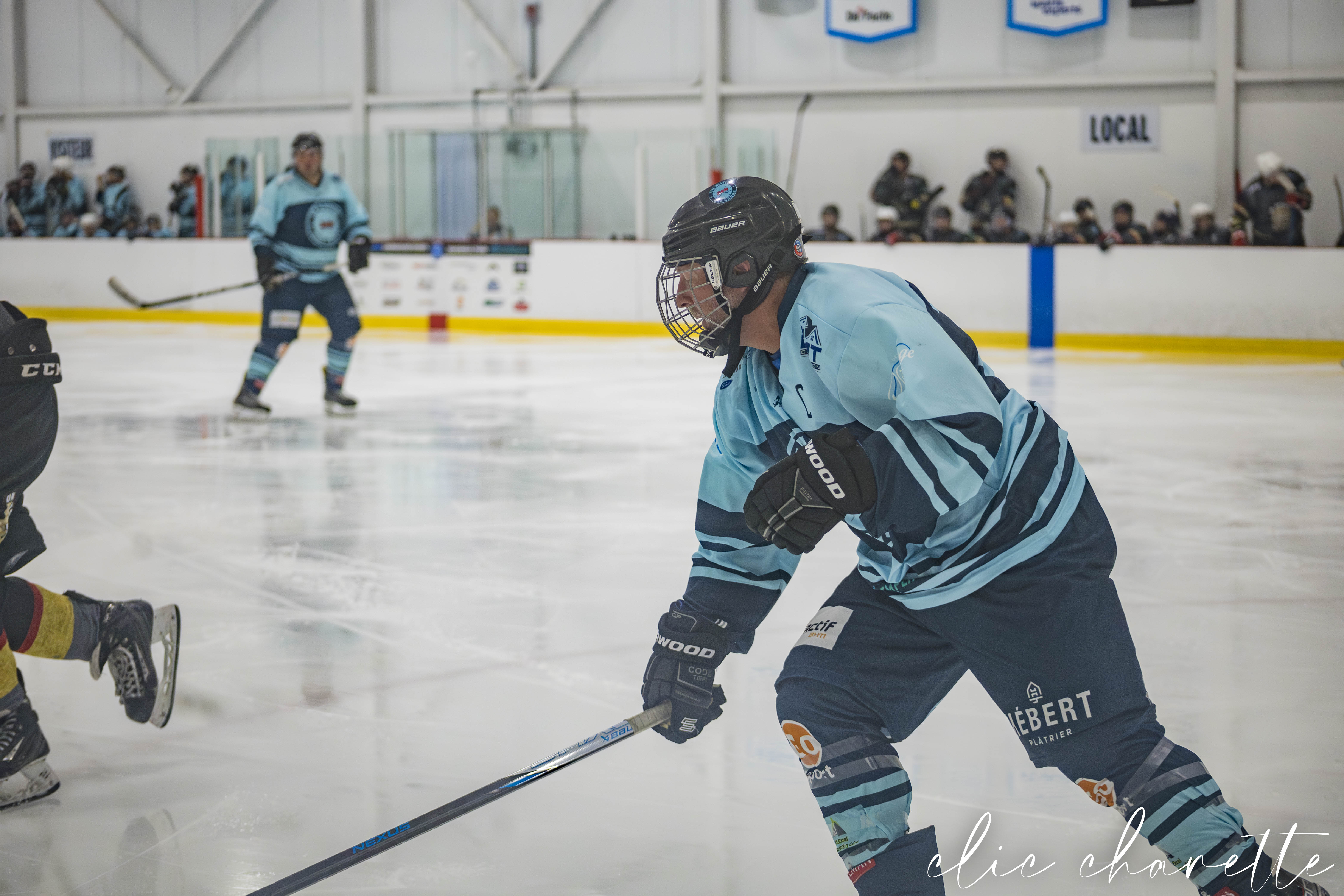 Mise en échec le long de la bande, hockey québécois