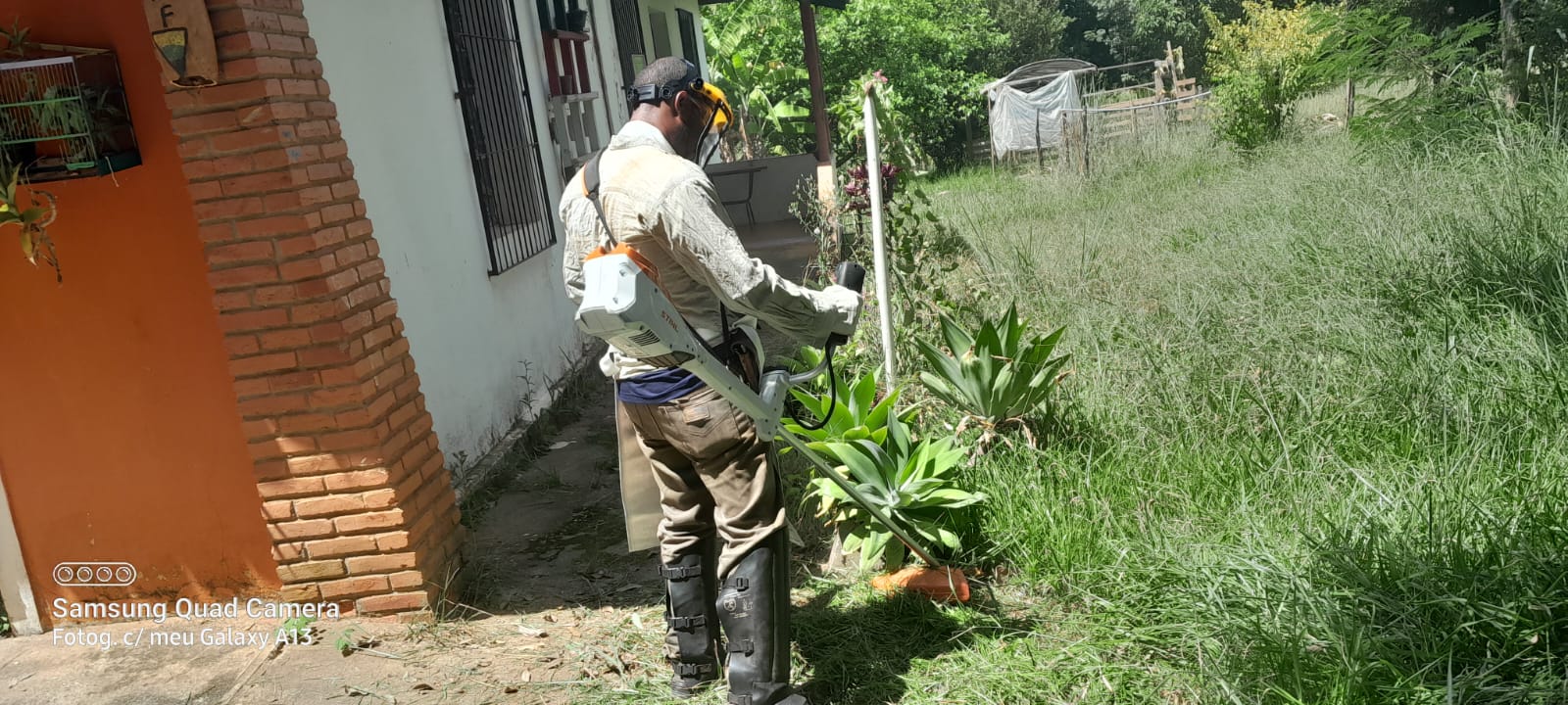 trabalhador com uso da roçadeira