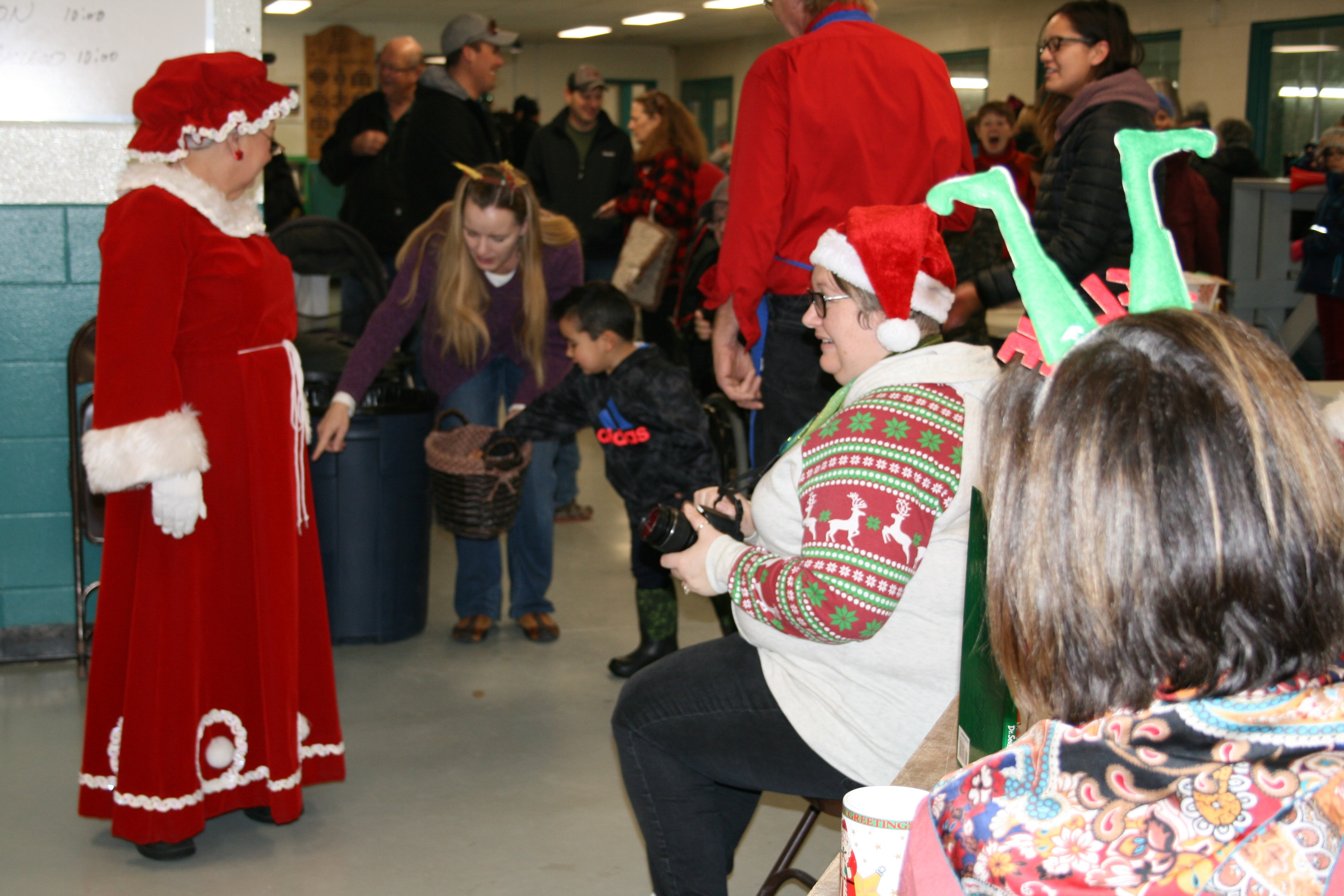 https://0901.nccdn.net/4_2/000/000/00f/745/santa-skate-4-3888x2592.jpg