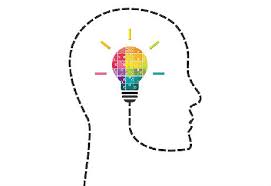 un mur avec des photos dessus