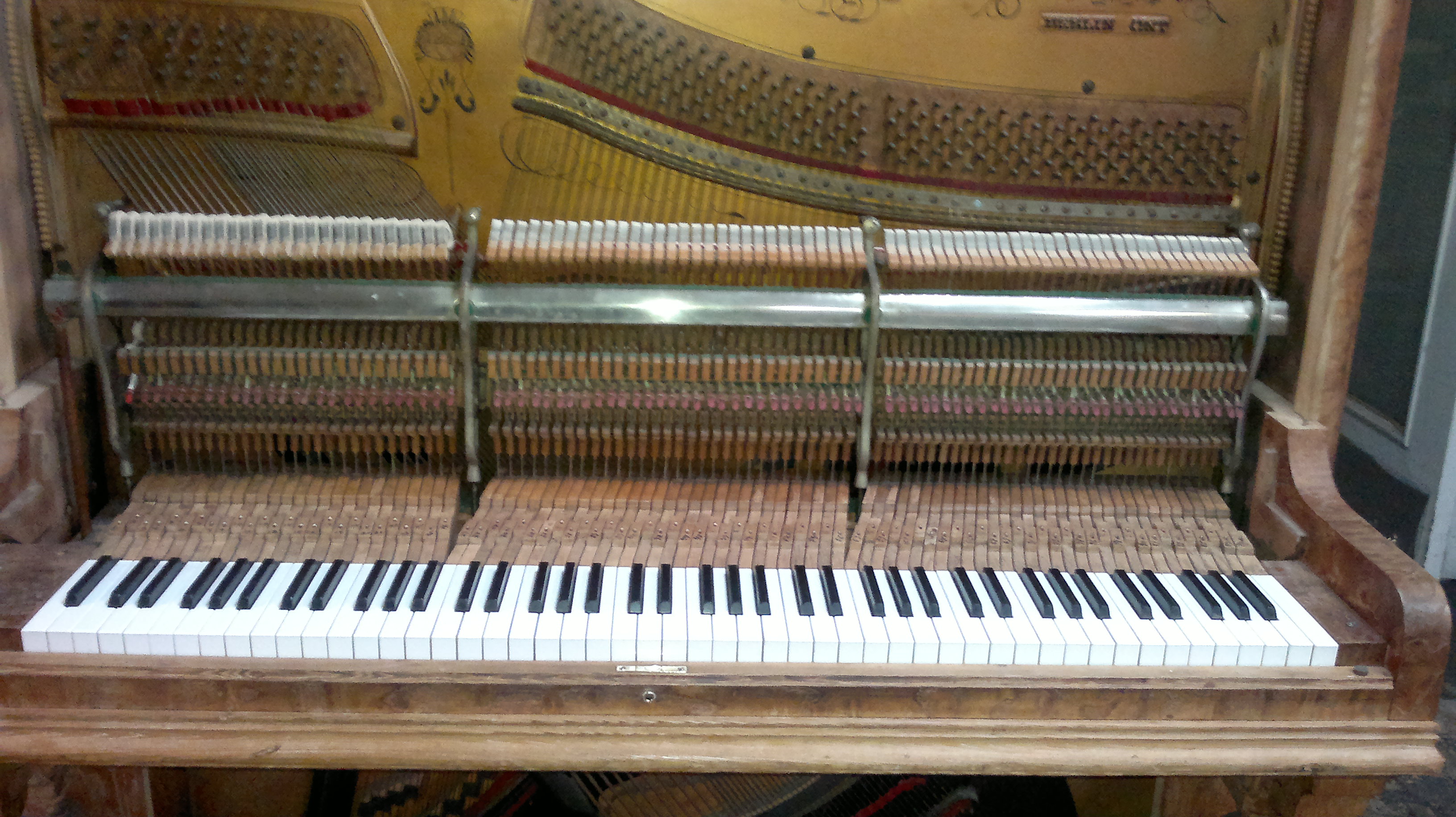 https://0901.nccdn.net/4_2/000/000/019/c2c/01122012149-berlin-vieux-up-action-in-piano.jpg