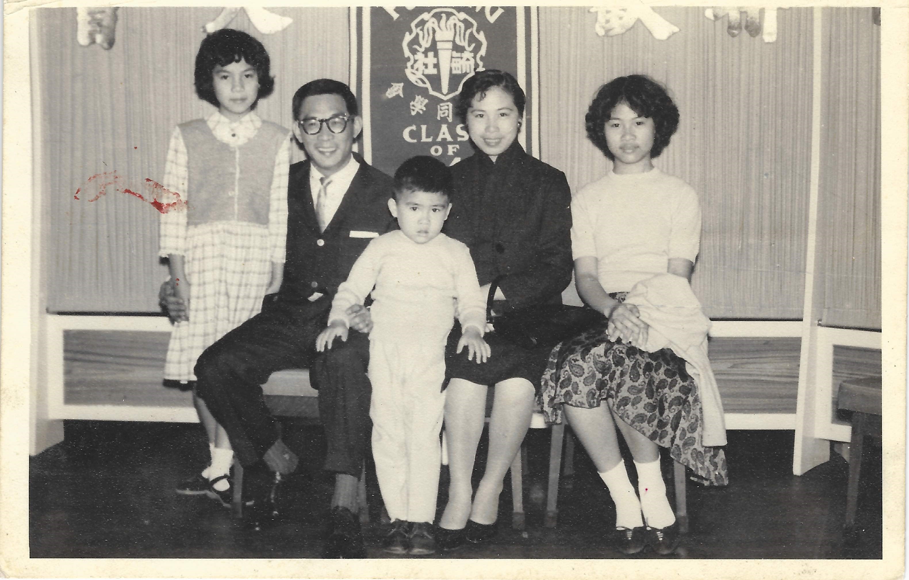 圖四：龍文清、陳若蘭與三個子女（龍夢凝、龍愿凝、龍天翼）攝於1960年代初
一次龍文清的中學舊同學聚會。

