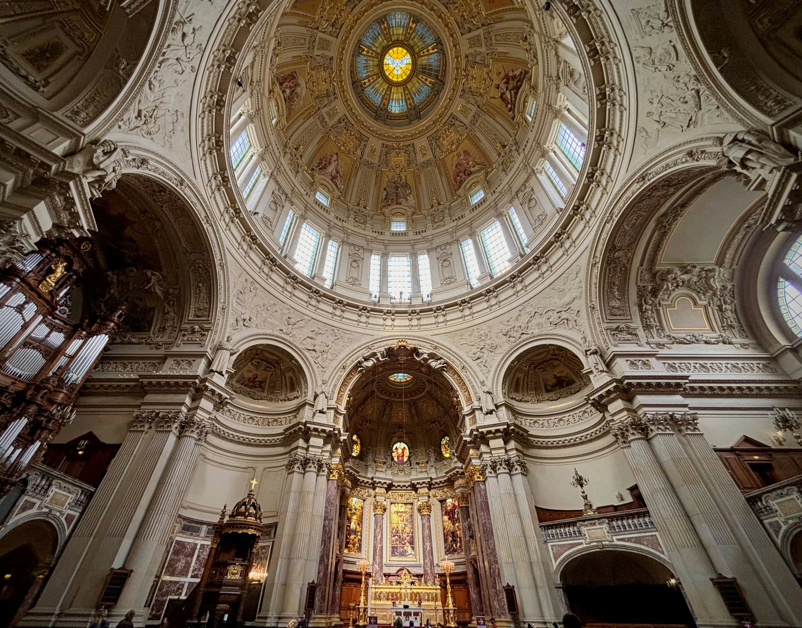 une �glise avec un plafond vo�t� et des vitraux
