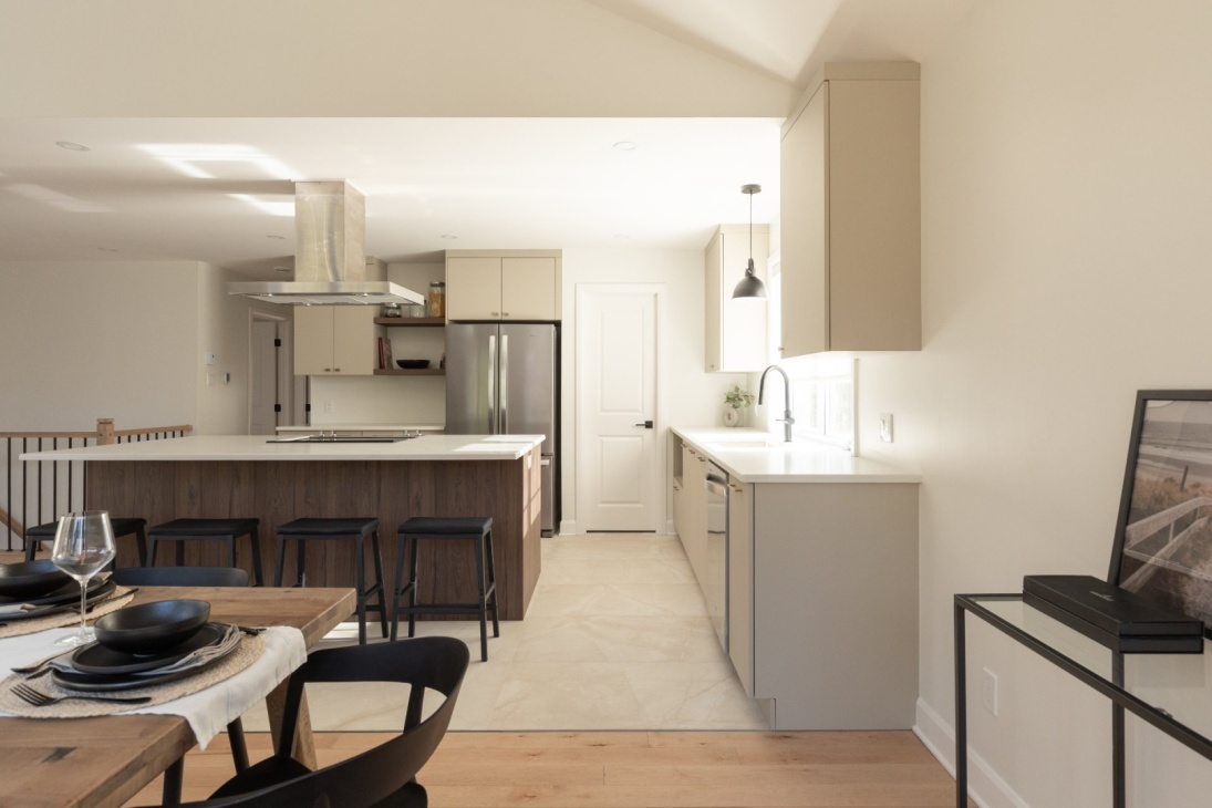 Cuisine chaleureuse aux tons naturels et apaisants – ambiance conviviale et raffinée