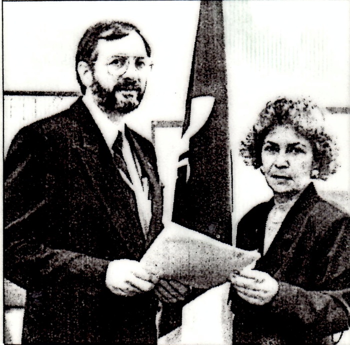 Le 13 février 1992  Gérard Lévesque avec la présidente de l'ACFO-Champlain, Diane Tourangeau.
