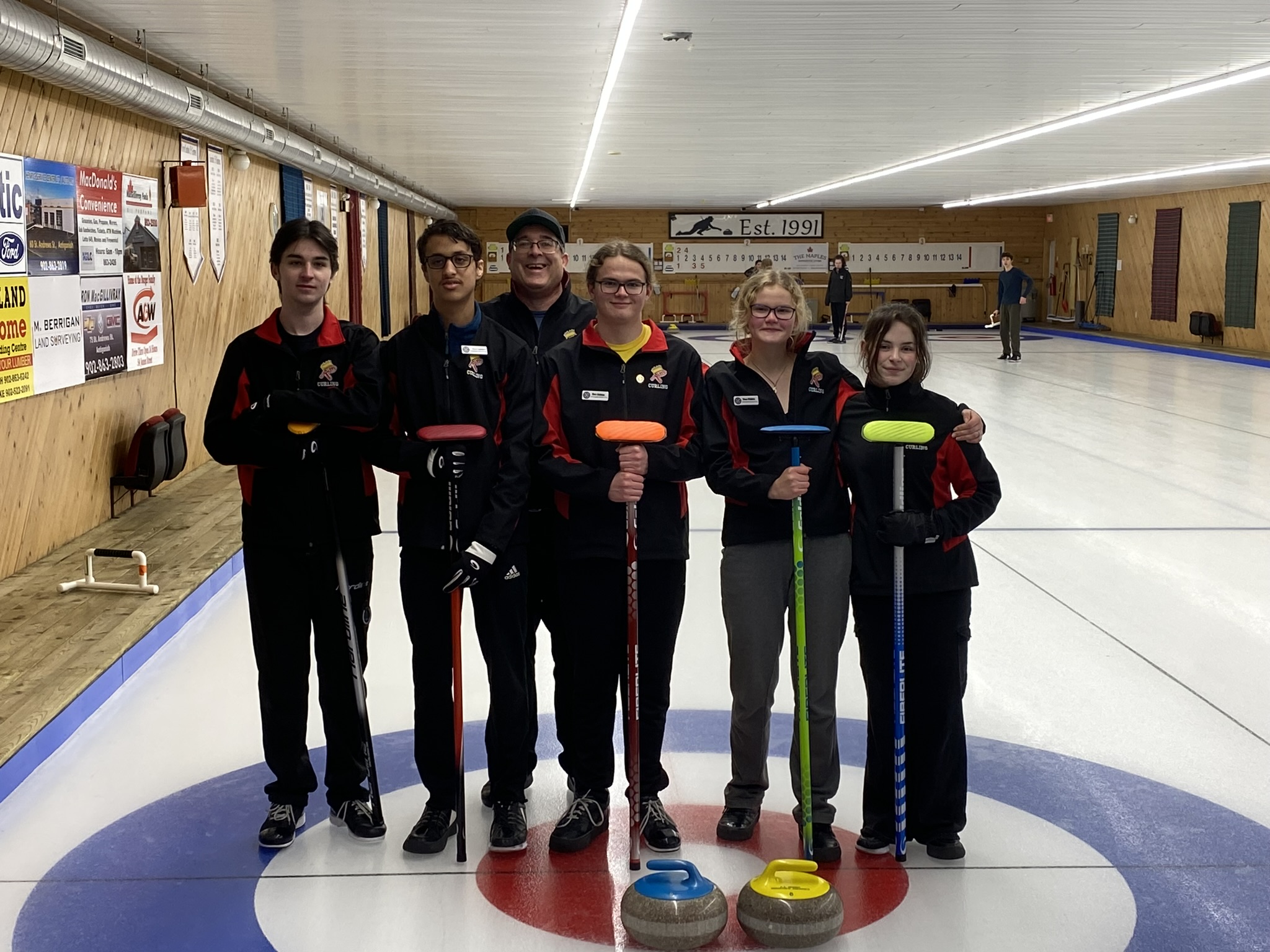 https://0901.nccdn.net/4_2/000/000/020/0be/jhg-team-and-coach.jpeg