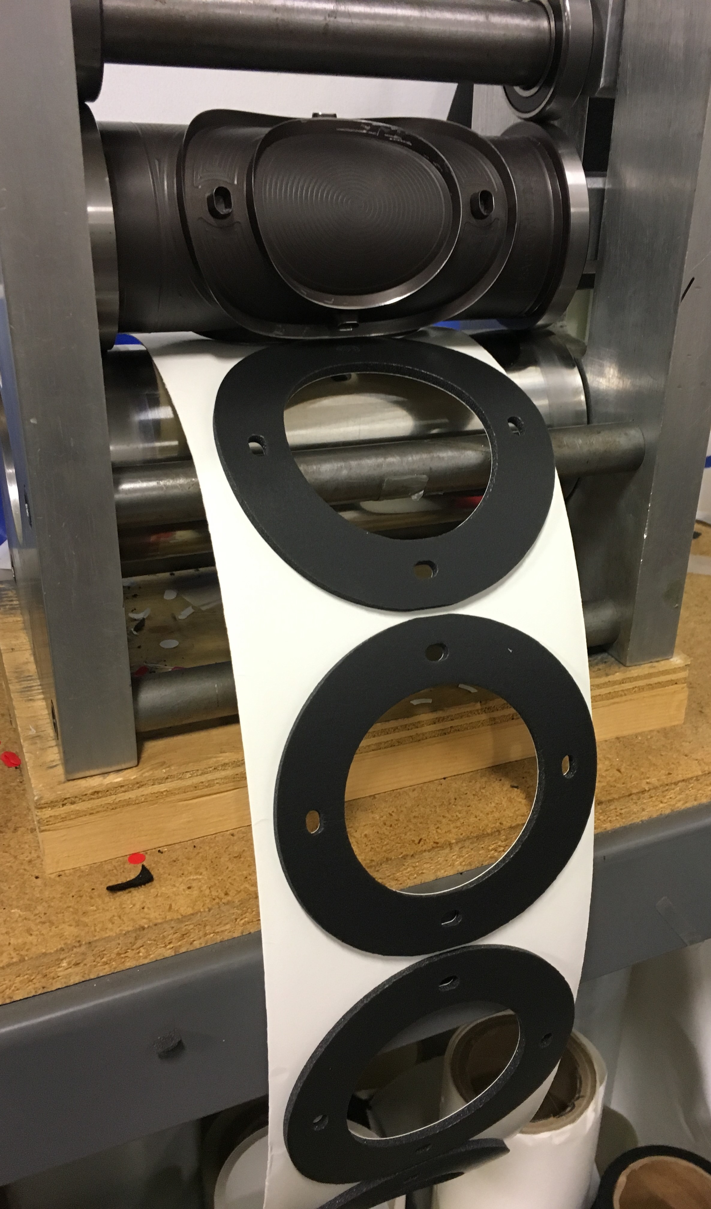 Lined up magnetic cylinders for die cut on rotary printing press