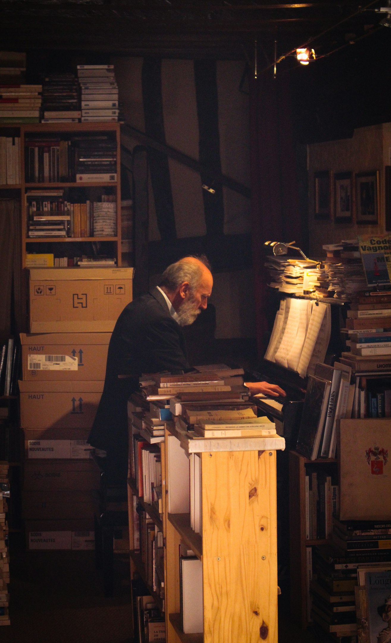 " Il y a son expérience mécanique mais aussi la qualité de son son quand elle accorde qui est beau. C'est à elle en qui j'ai le plus confiance pour confier mon piano. J'aime quand elle l'accorde et quand elle en joue aussi à la fin. Merci pour le petit concert! "