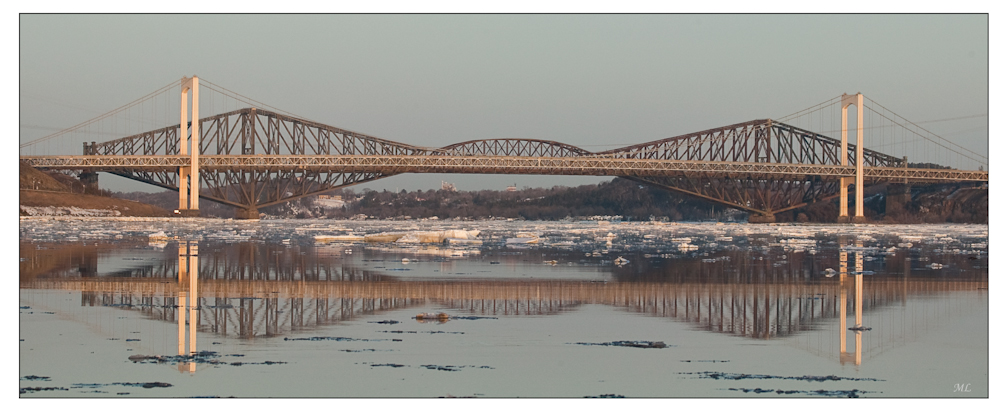 Pont de Québec à la 
fonte des glaces sur 
le fleuve Saint- 
Laurent - Avril 2009
