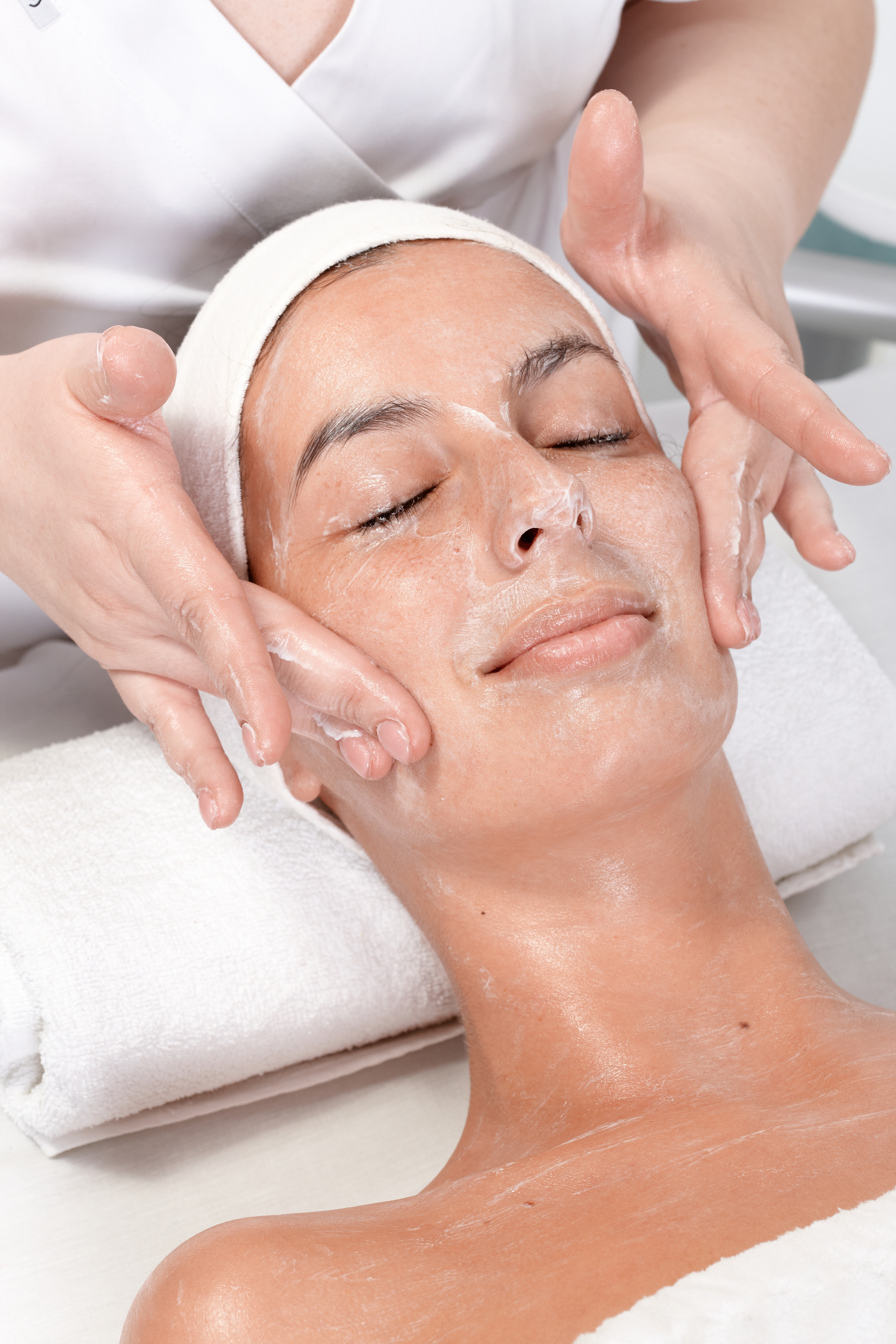 https://0901.nccdn.net/4_2/000/000/024/ec9/Canva---Facial-Massage-at-Beautician-3744x5616.jpg