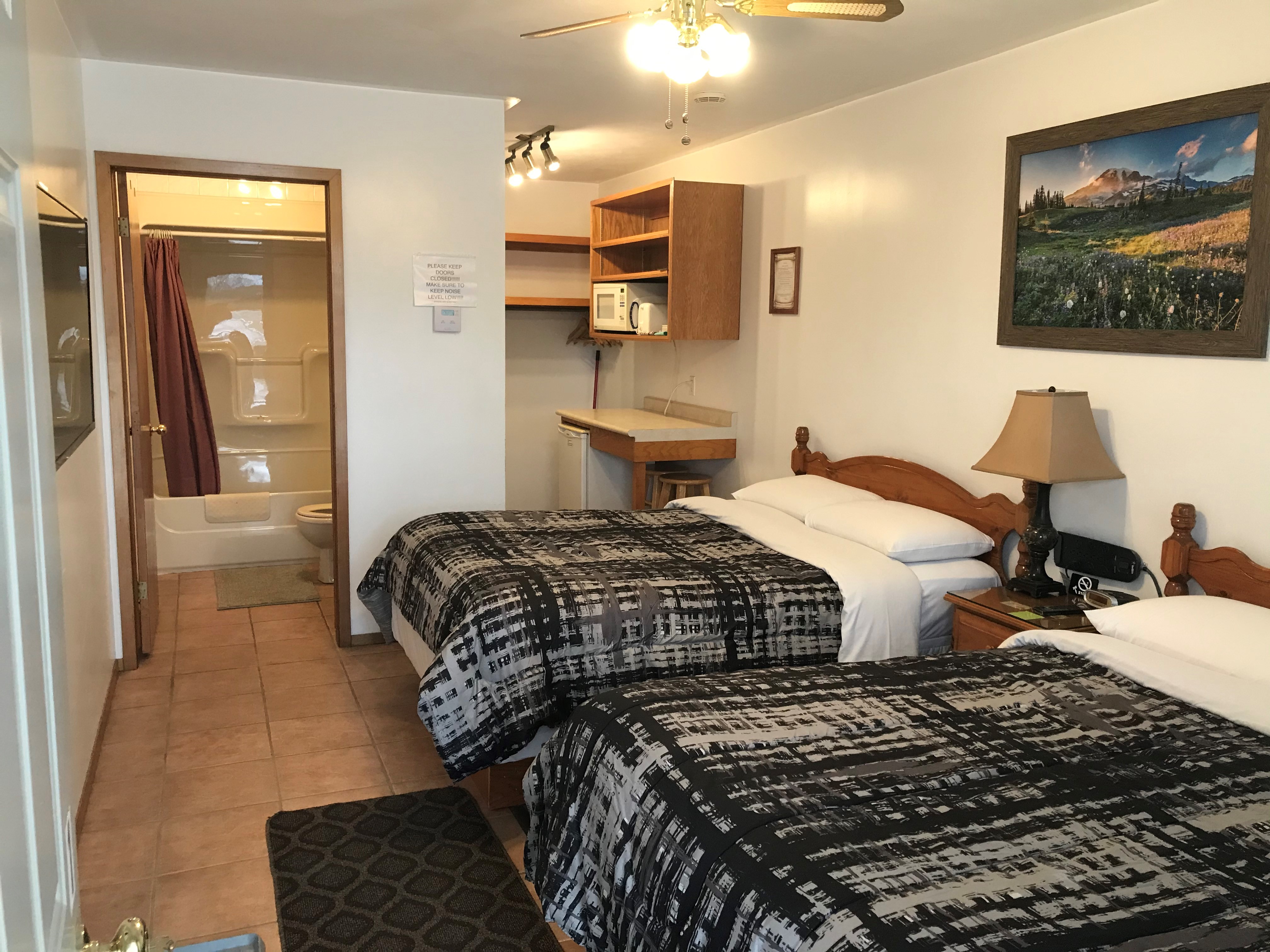 https://0901.nccdn.net/4_2/000/000/024/ec9/jays-motel-room-with-2-beds.jpg