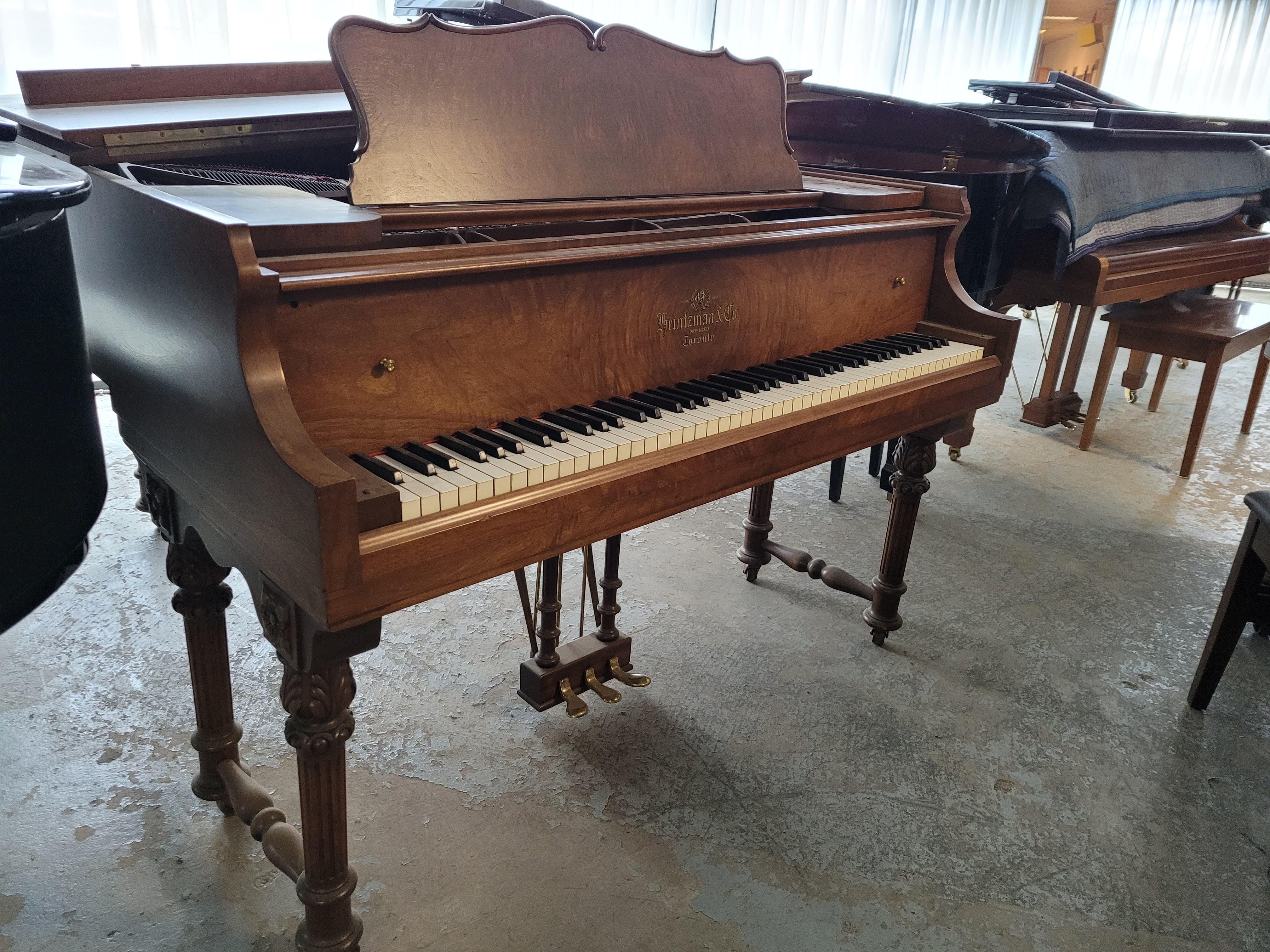 Heintzman "E" 5'-6", facture canadienne 1929, restauré. Ébénisterie superbe. "Notre Steinway canadien"