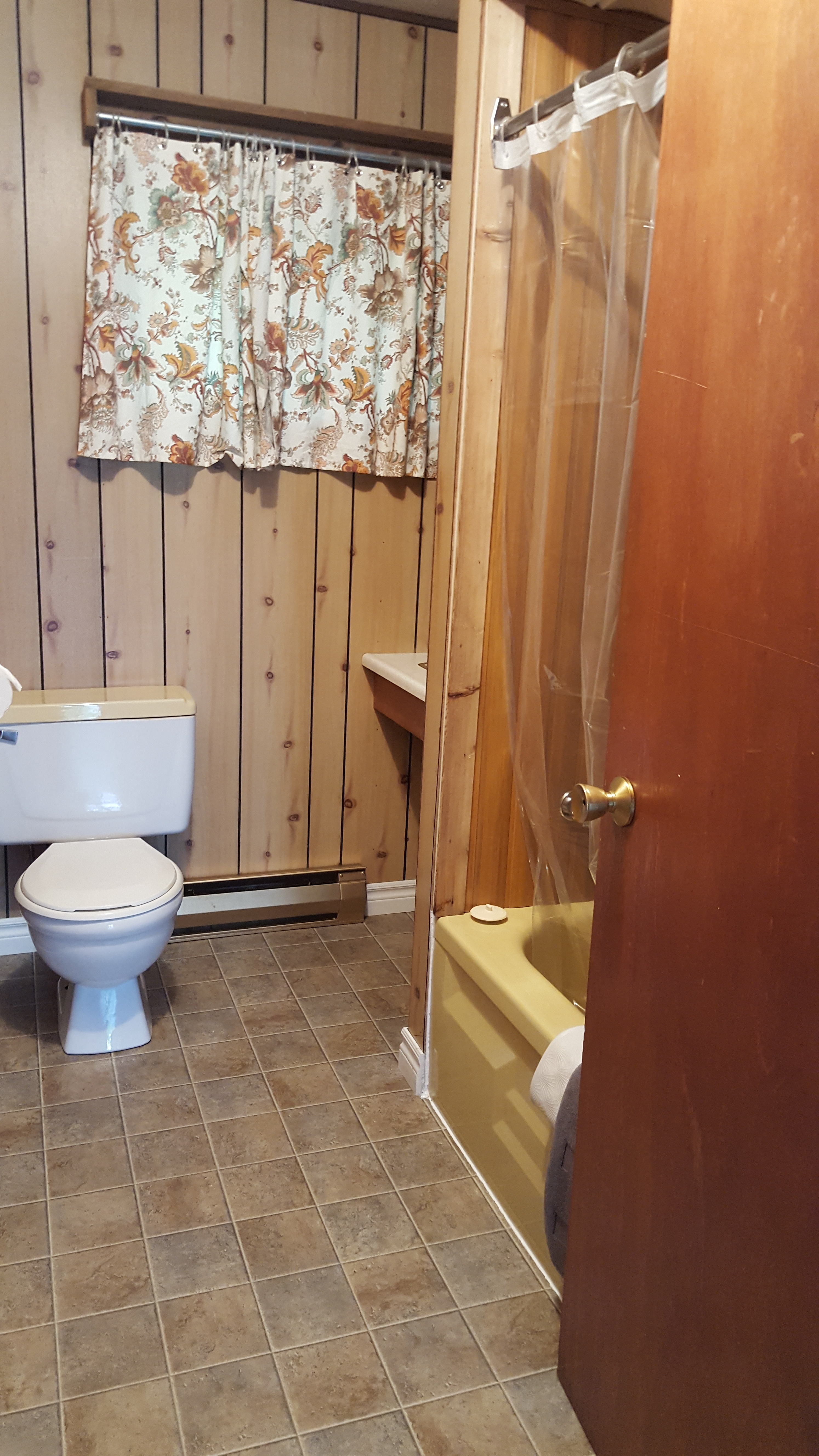 https://0901.nccdn.net/4_2/000/000/038/2d3/Cottage-7---bathroom-2988x5312.jpg