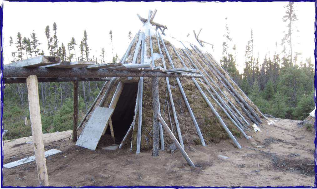 Un tipi fait d'arbres et de mousse