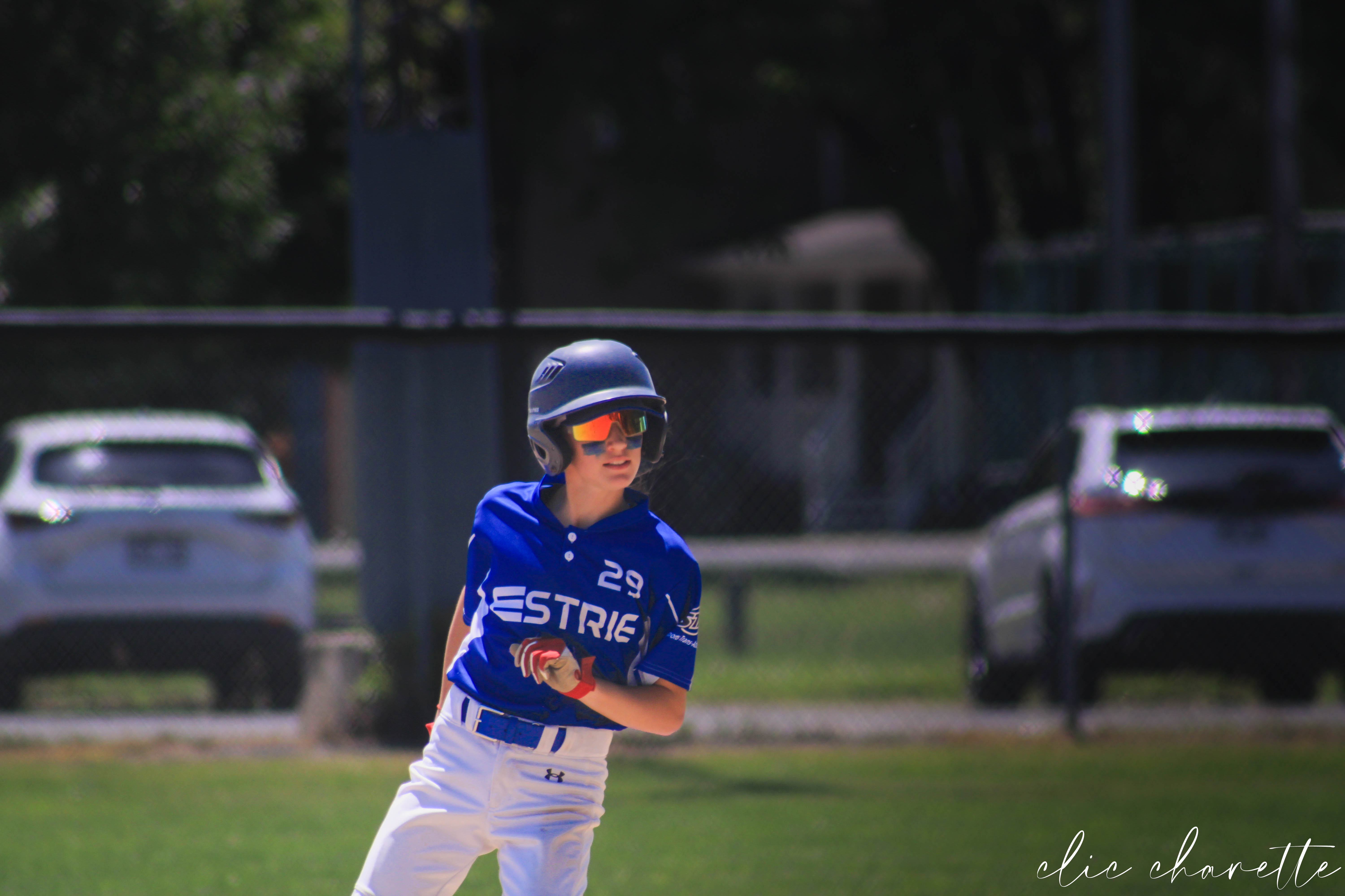 Jeu serré au baseball, l'action figée sur le terrain