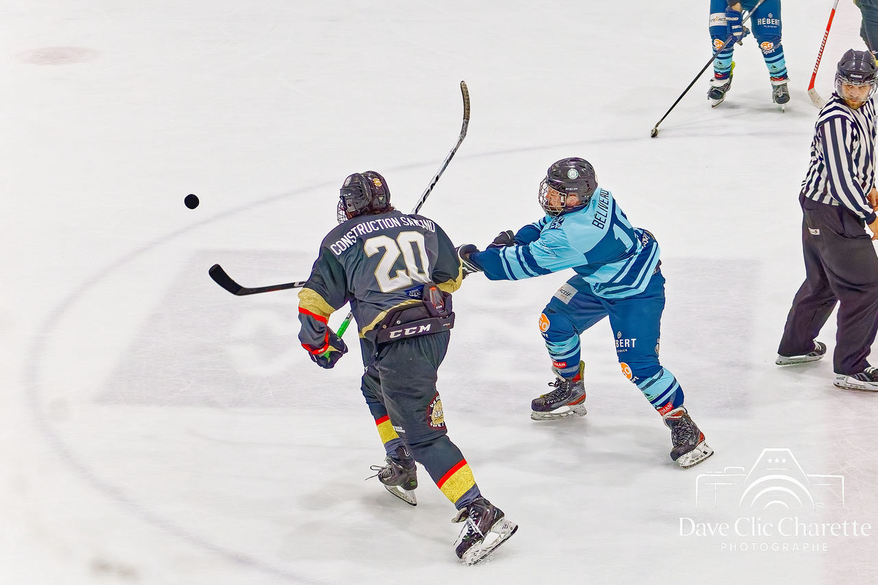 Joueur de hockey en pleine montée sur la glace