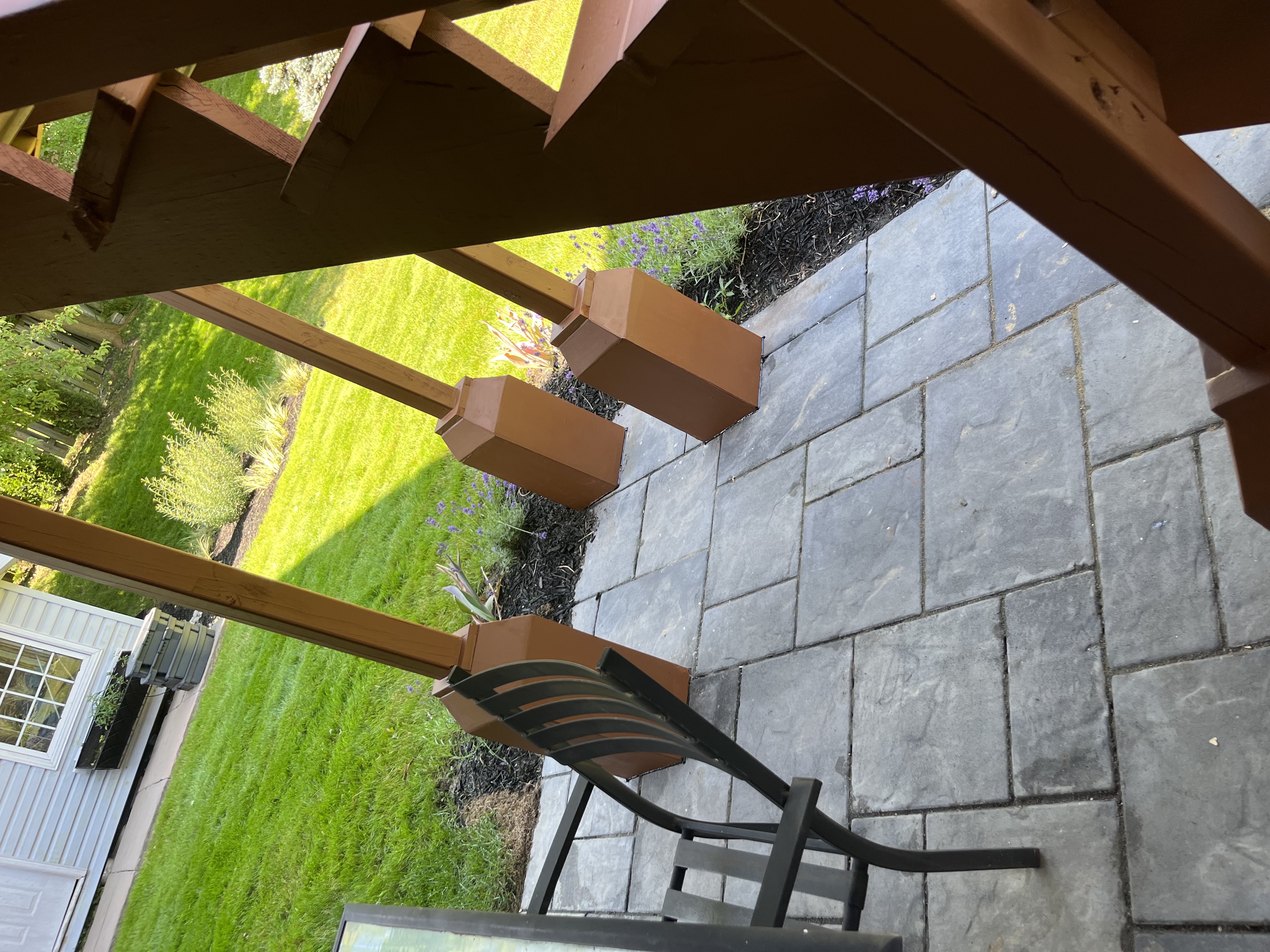 Stained to complete the bases of the columns.