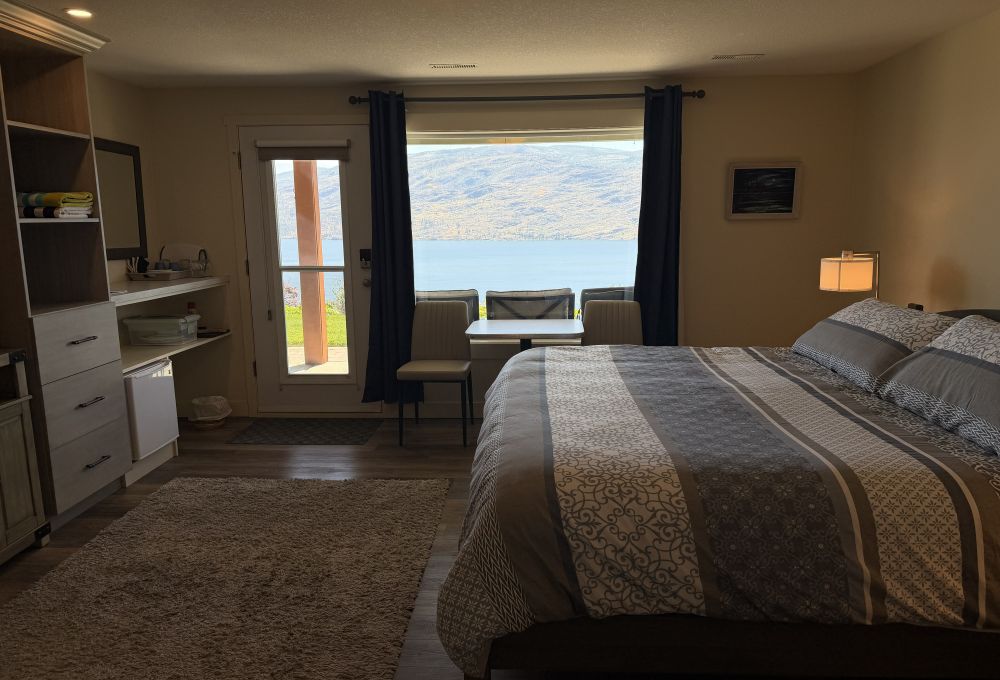 https://0901.nccdn.net/4_2/000/000/038/2d3/oasis-room-view2-resized.jpg