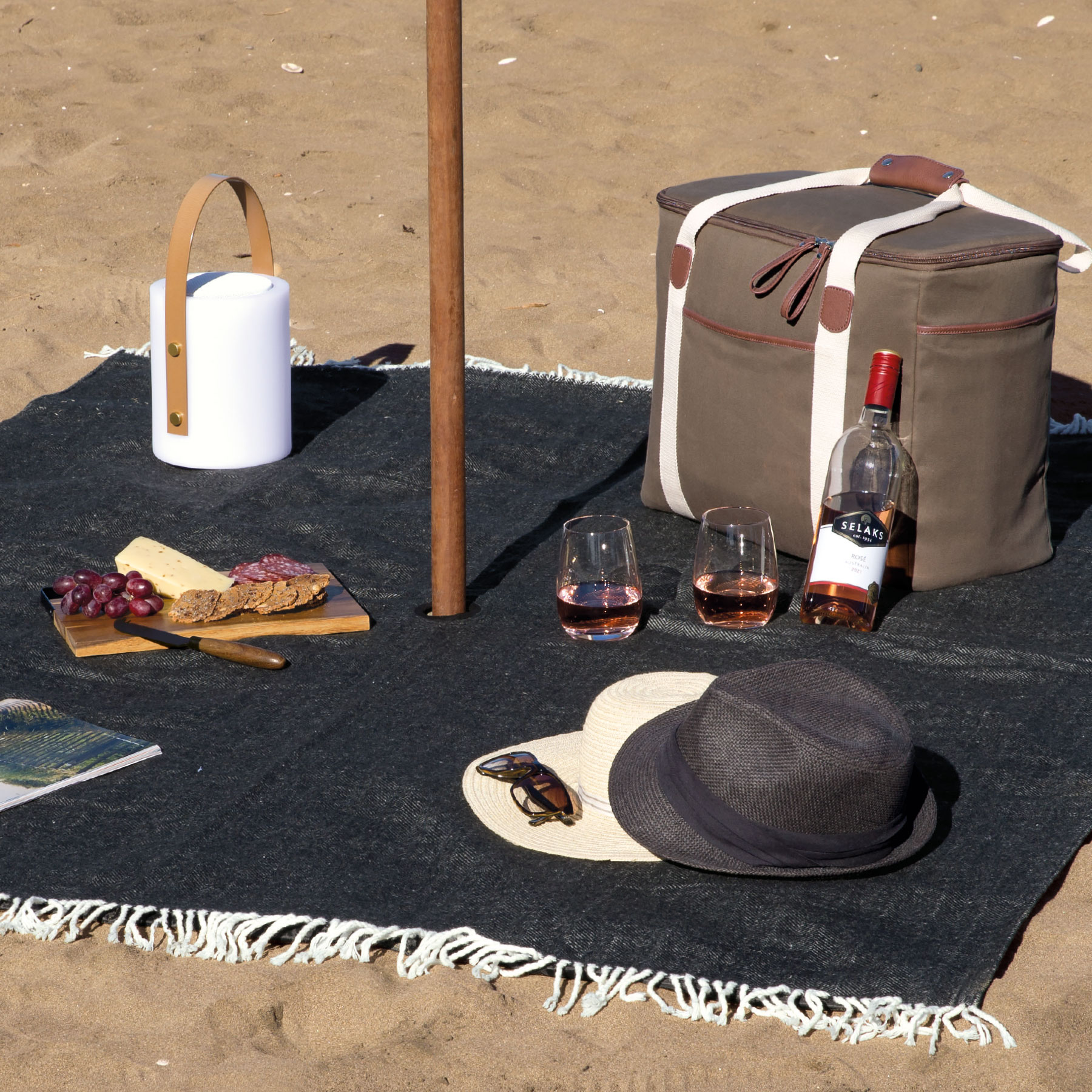 https://0901.nccdn.net/4_2/000/000/038/2d3/ombrello-picnic-blanket-lifestyle.jpg