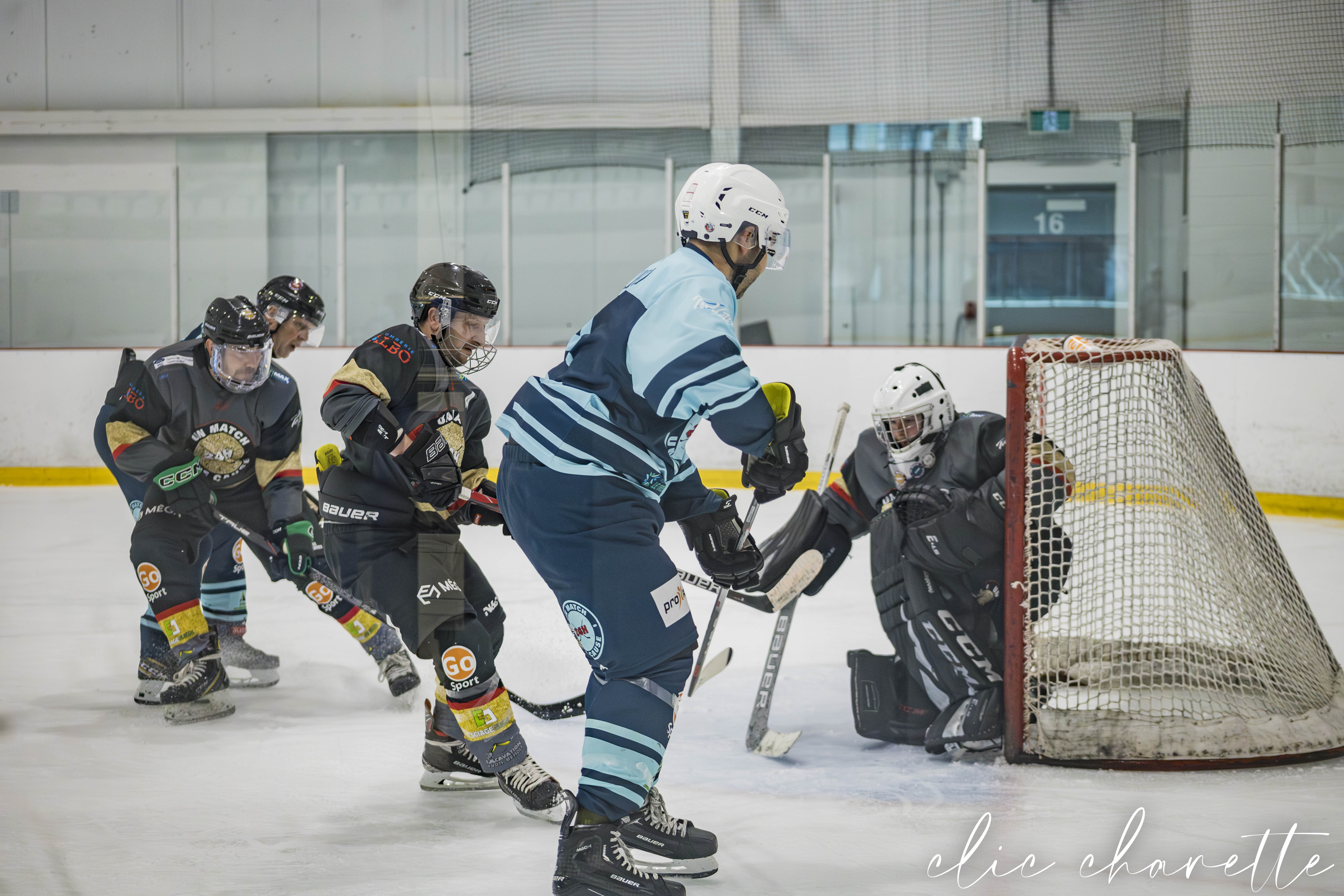 Jeune joueur de hockey mineur en action