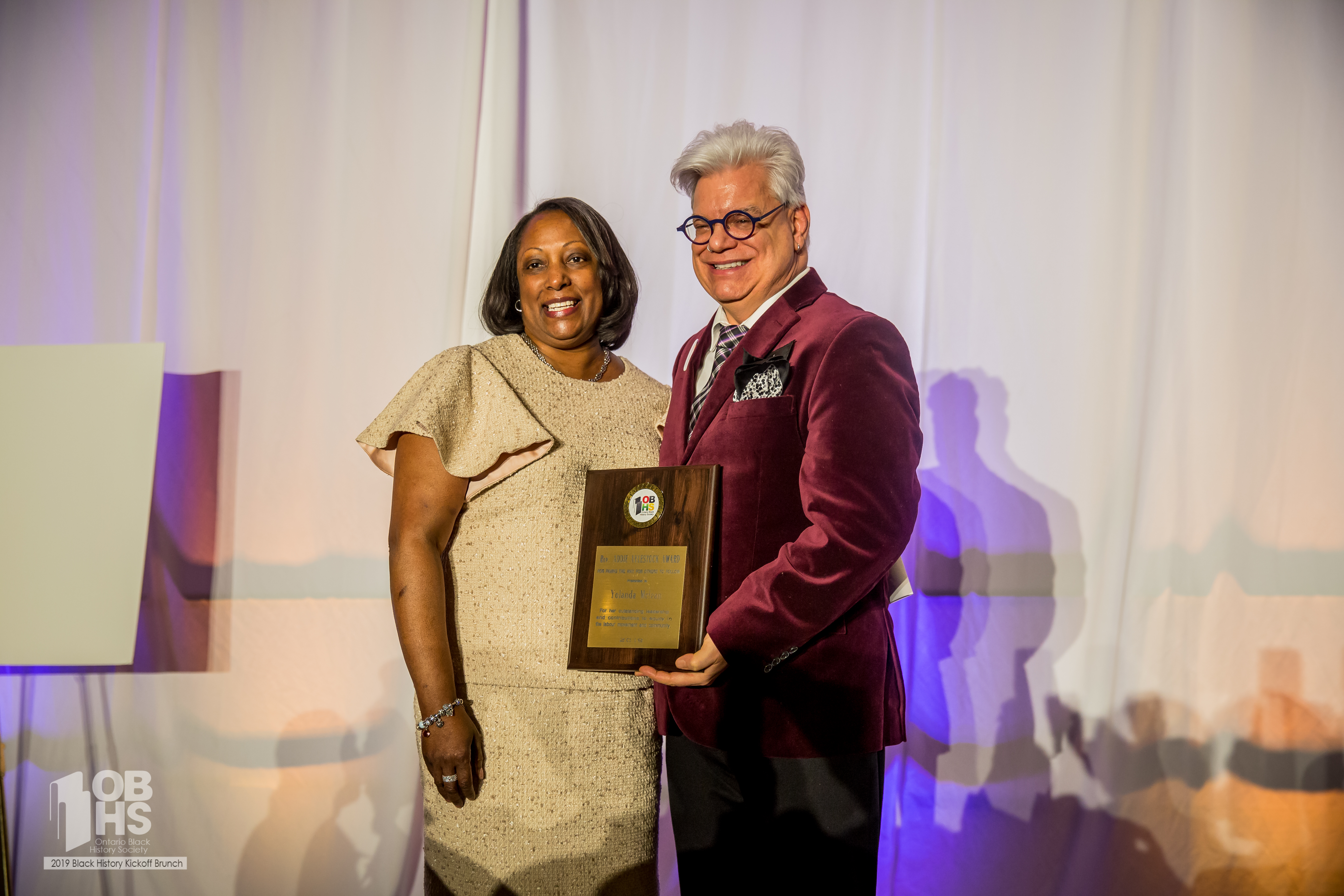 CUPE ON Fred Hahn presents an award to Yolanda McLean - photo by www.sayhilondon.com