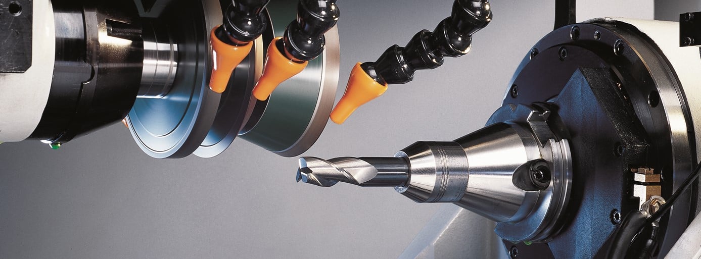 Machine CNC moderne usinant une pièce métallique avec précision.