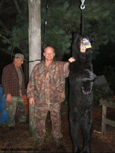 https://0901.nccdn.net/4_2/000/000/03f/ac7/archery-black-bear-hunt-ontario-gary.jpg