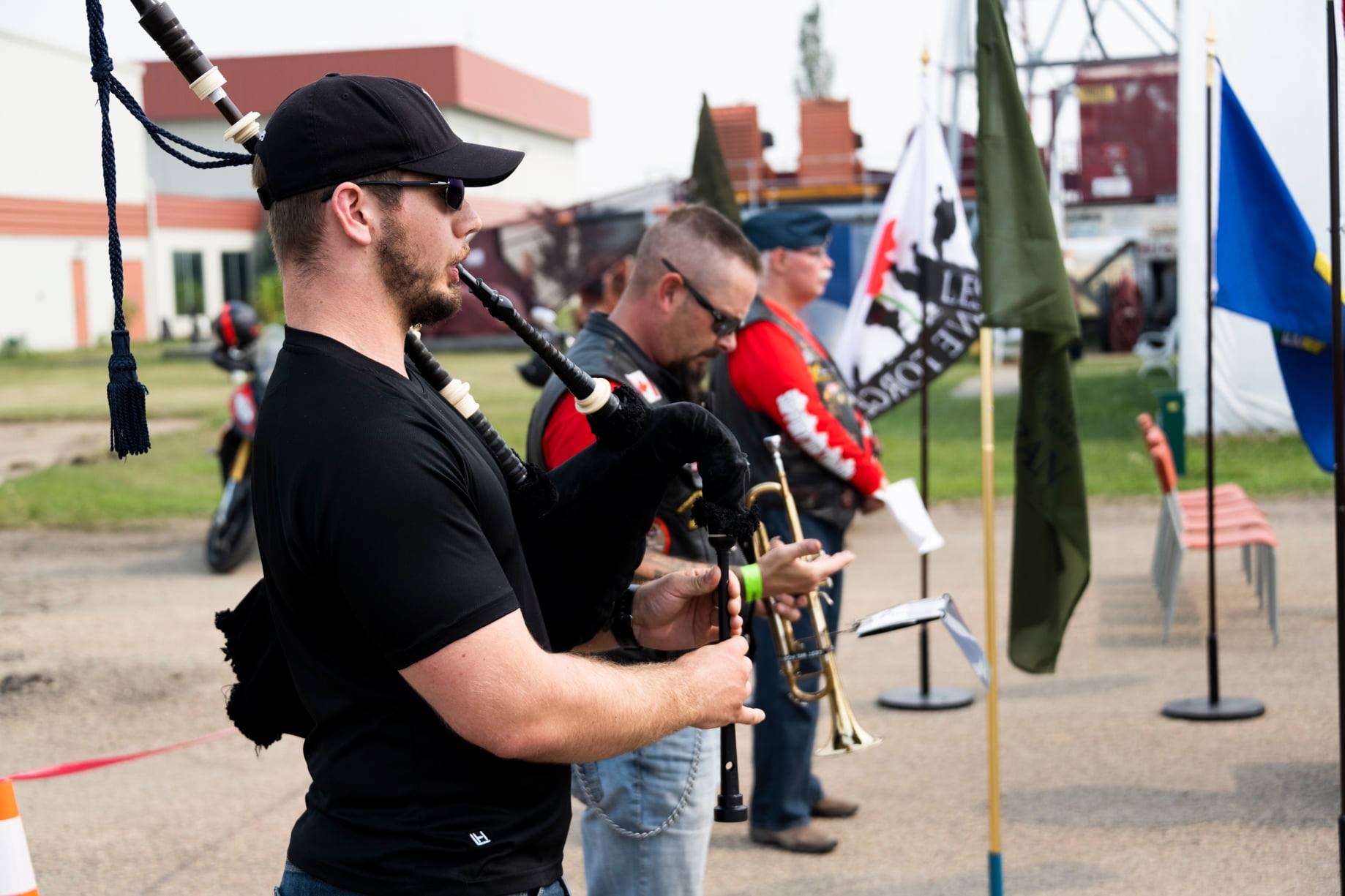 https://0901.nccdn.net/4_2/000/000/03f/ac7/bagpiper.jpg