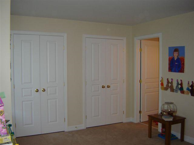 https://0901.nccdn.net/4_2/000/000/03f/ac7/bdrm-2-closets.jpg