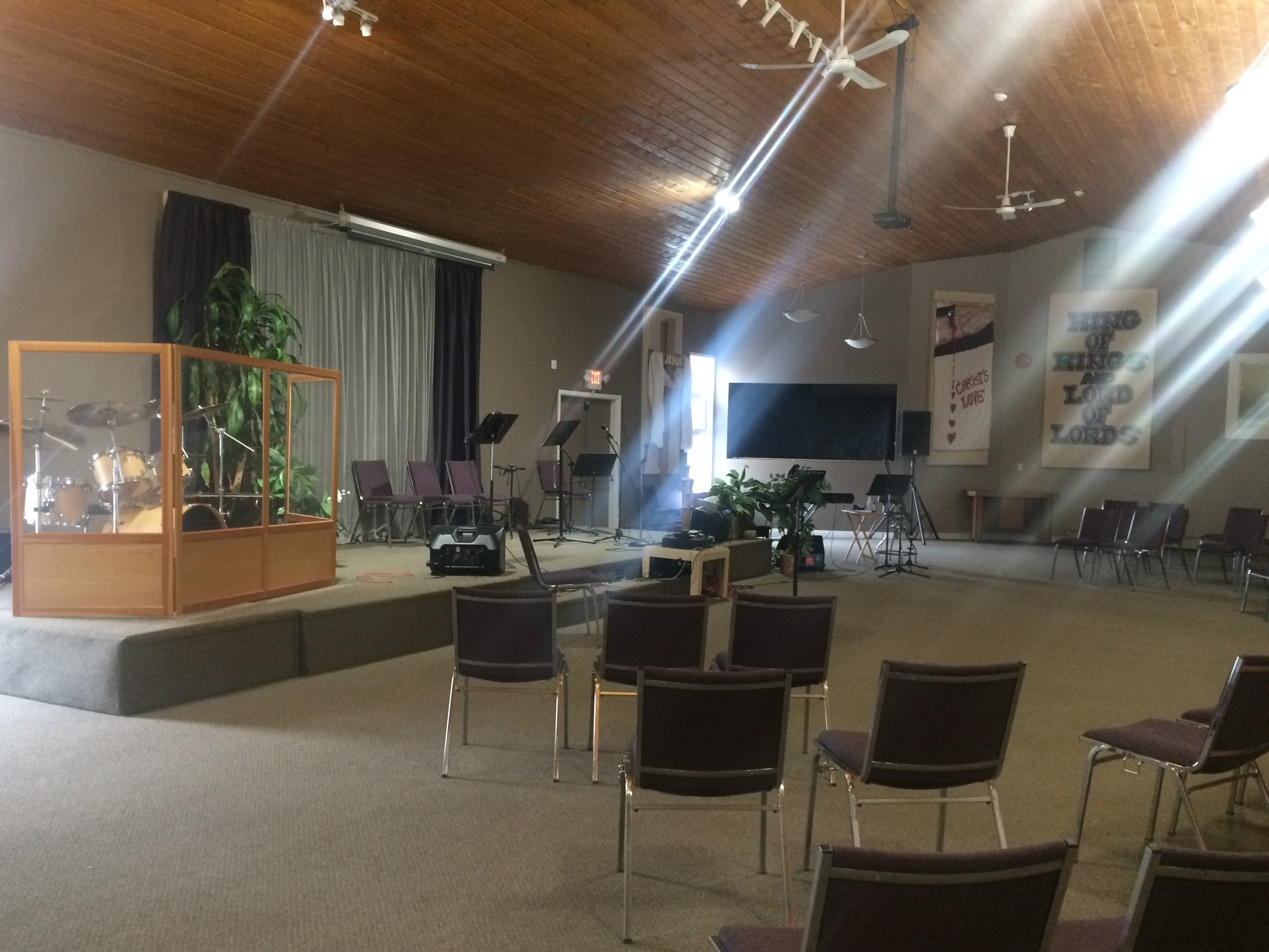 https://0901.nccdn.net/4_2/000/000/03f/ac7/church-sanctuary.jpg