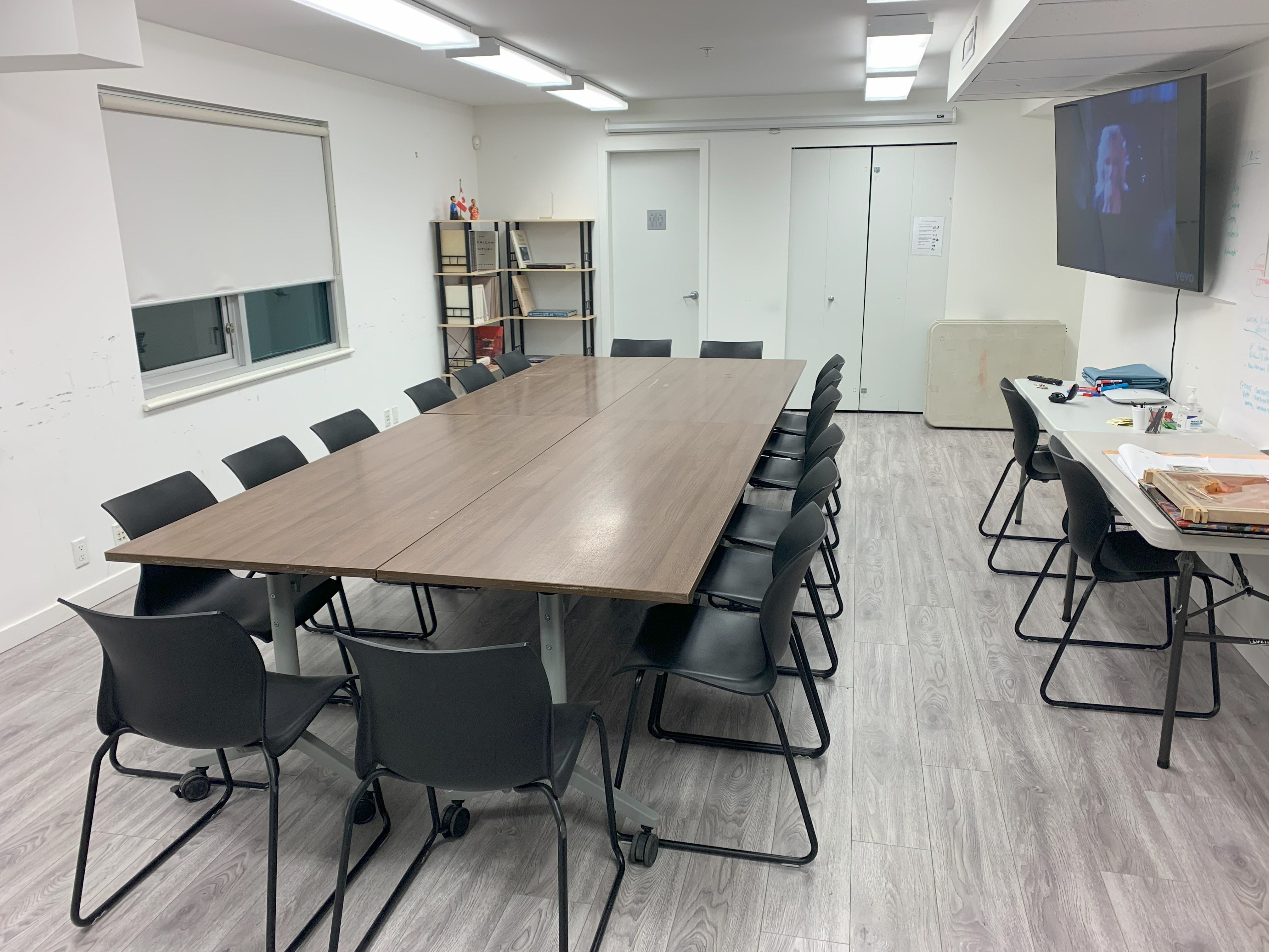 https://0901.nccdn.net/4_2/000/000/03f/ac7/meeting-room-1.jpeg