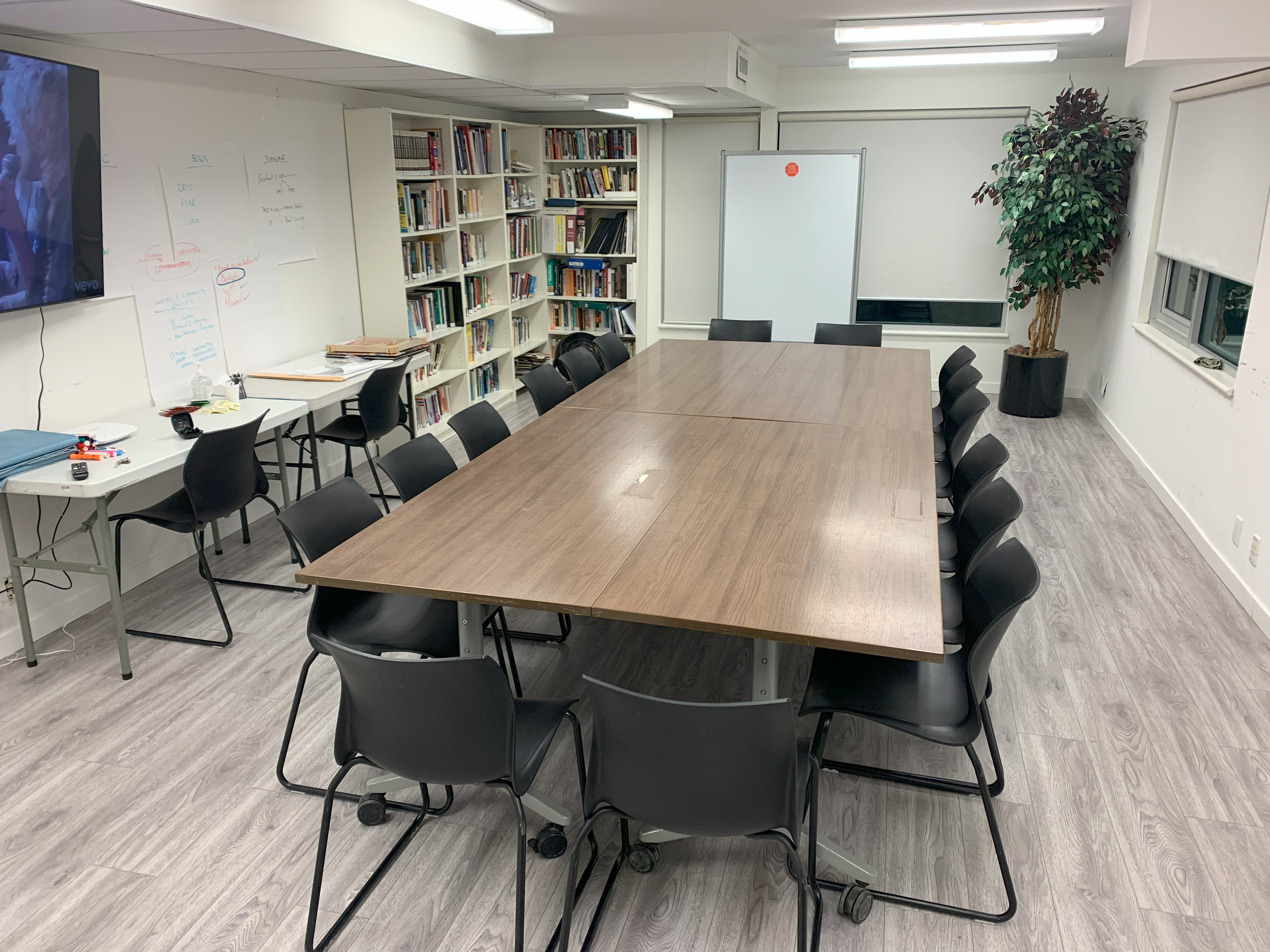 https://0901.nccdn.net/4_2/000/000/03f/ac7/meeting-room-2.jpeg