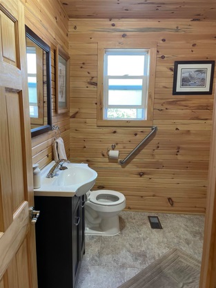 https://0901.nccdn.net/4_2/000/000/03f/ac7/wild-north-outfitters-hunting-main-cabin-bathroom.jpg