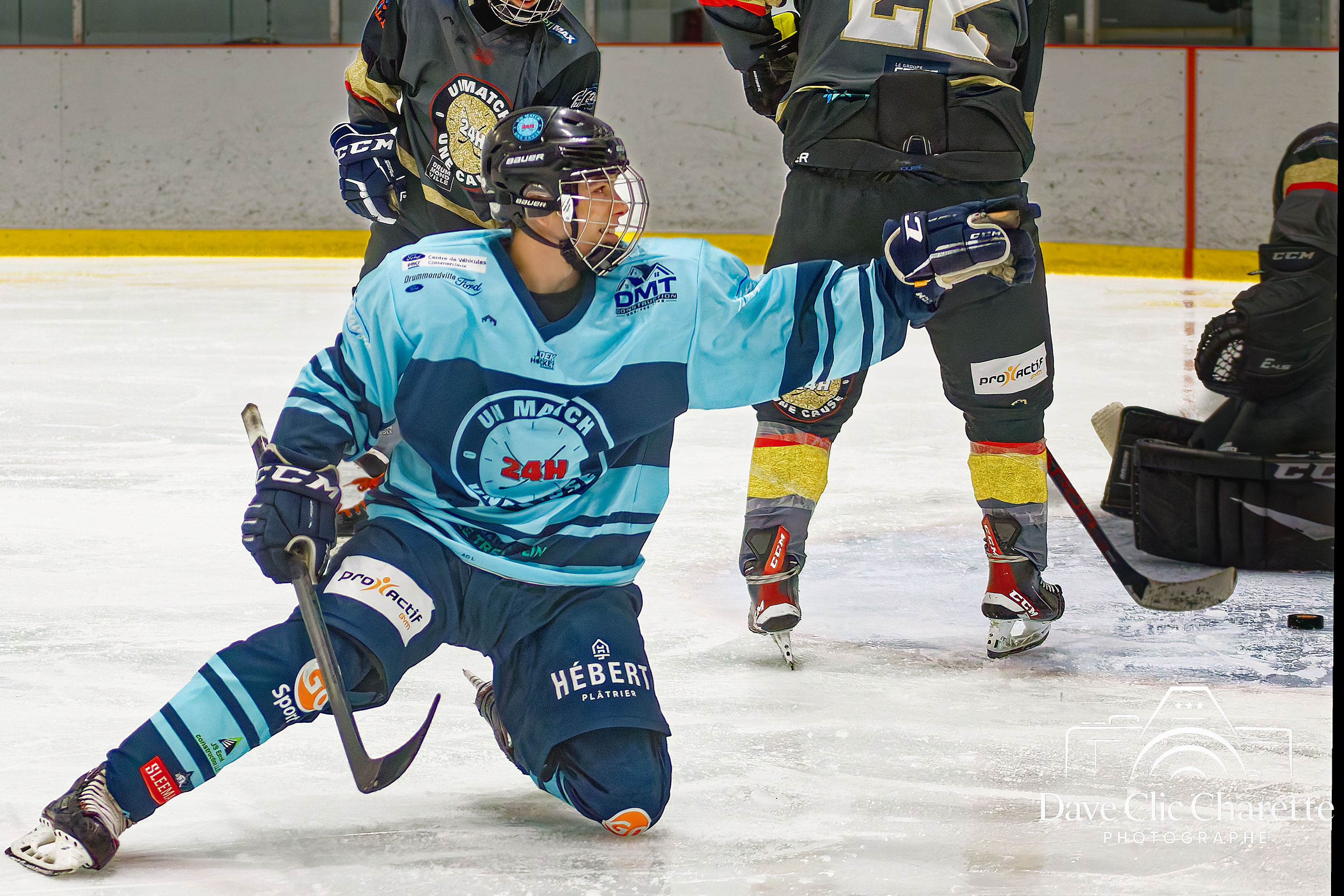 Action devant le filet lors d'un match de hockey