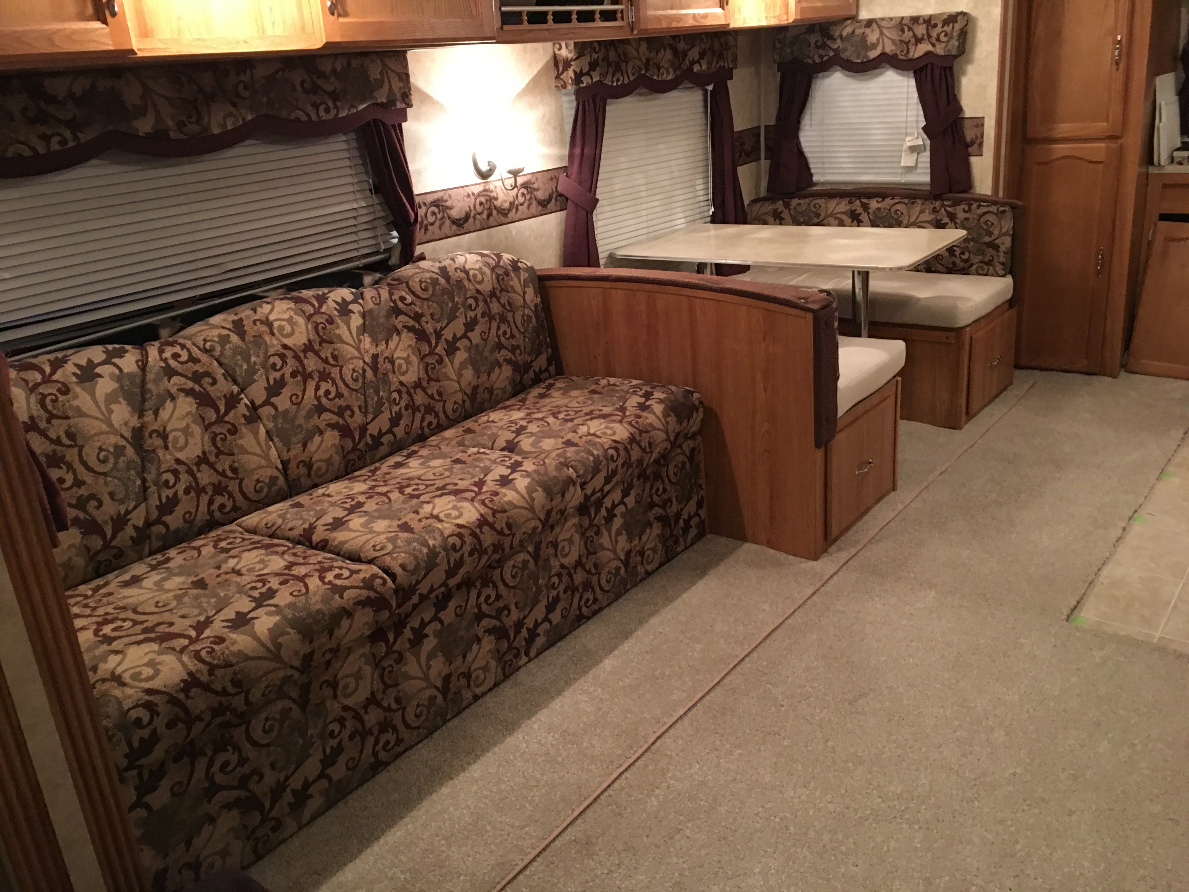 Living area and slideout