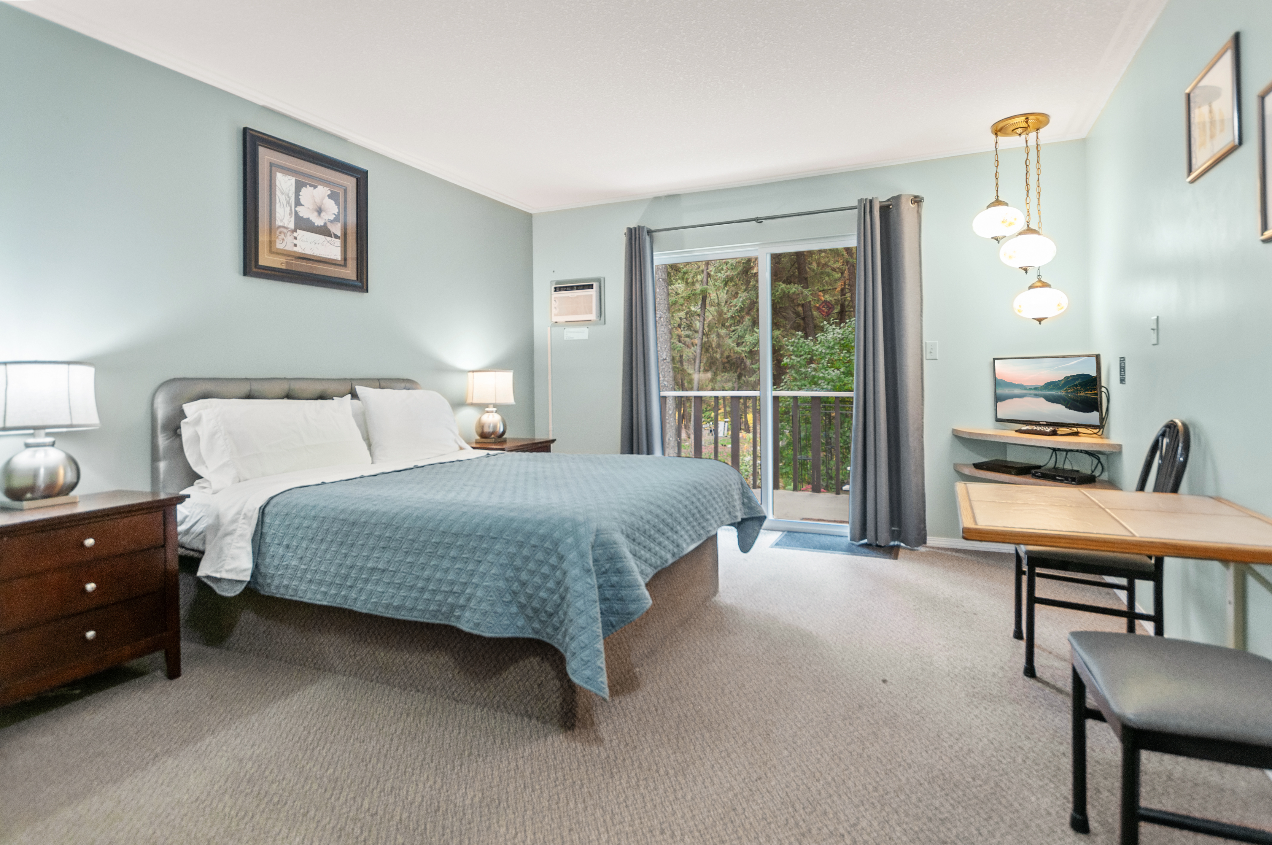 https://0901.nccdn.net/4_2/000/000/046/6ea/motel-room-1.jpg