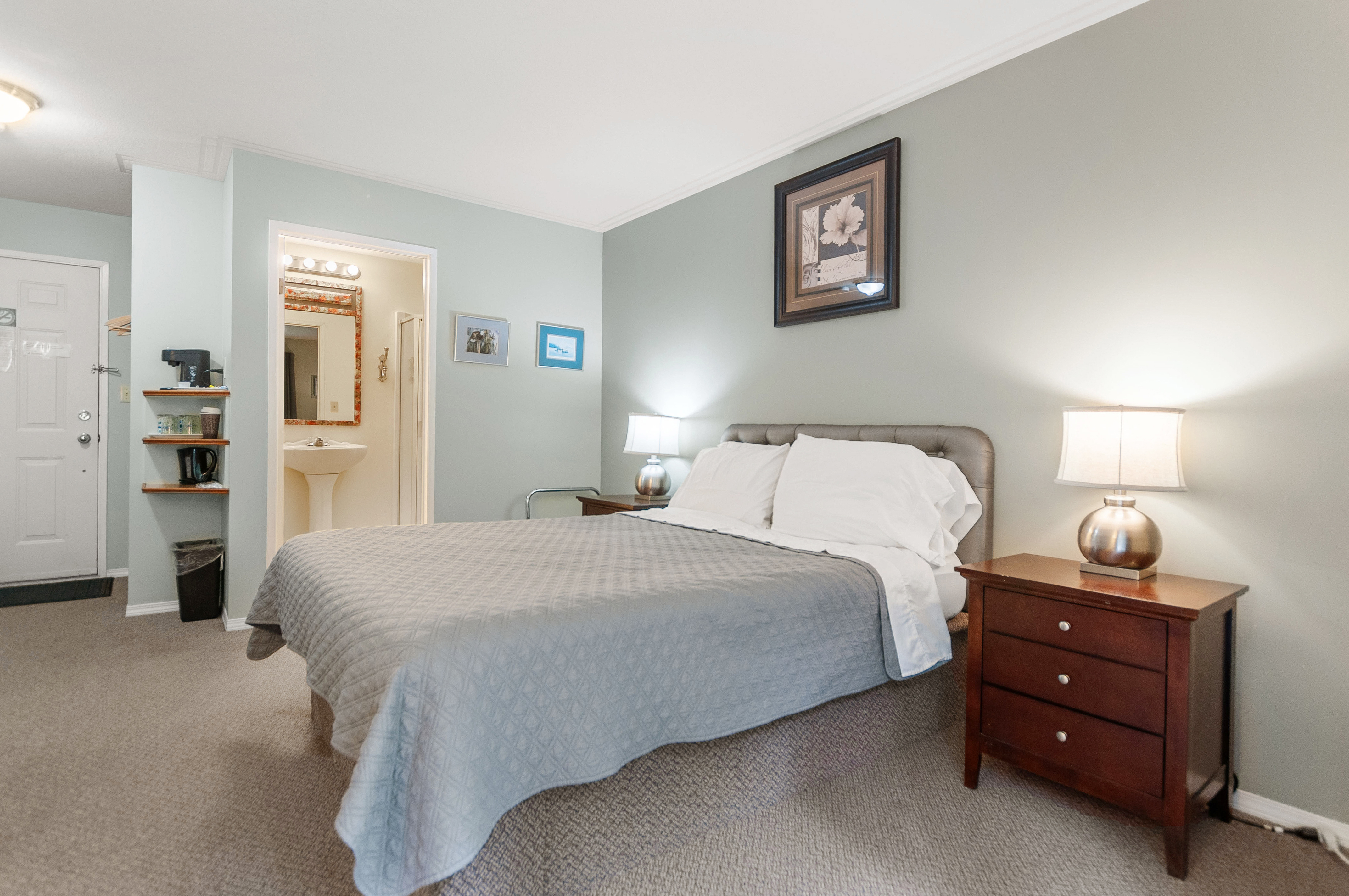 https://0901.nccdn.net/4_2/000/000/046/6ea/motel-room-4.jpg