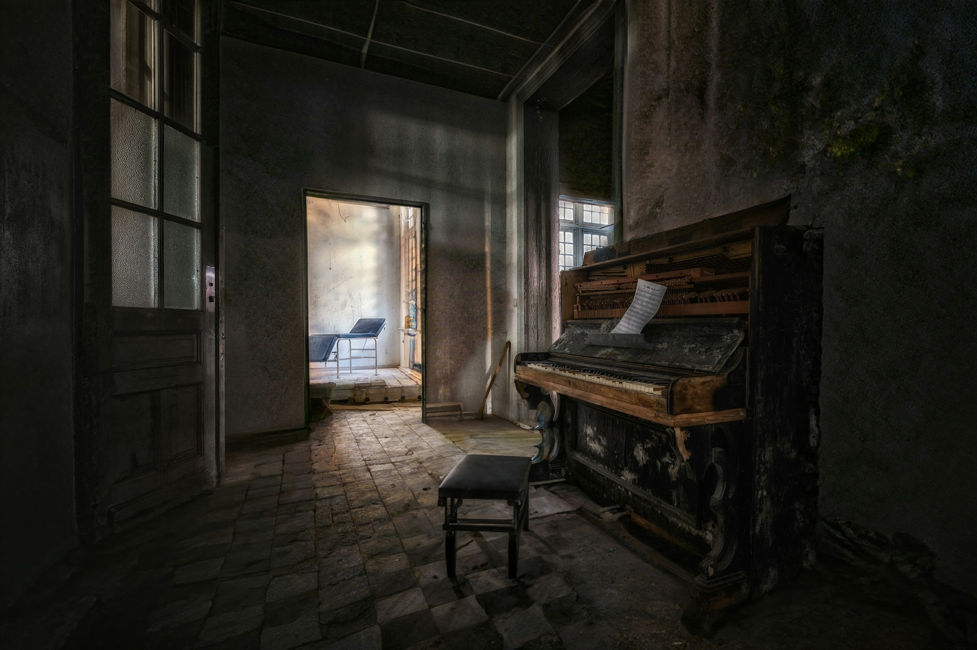 " Durant l'accord de mon piano,  Madame Baribeau m'a confié  qu'elle pouvait aussi ajuster l'énergie des maisons. Quel soulagement d'avoir pu parler du drame qui s'était passé chez moi! J'ai découvert un outil de lumière qui dissout les résidus émotionnels des anciens occupants pour pouvoir enfin profiter de mon piano en toute quiétude."