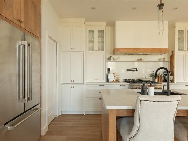 Cuisine haut de gamme blanche et chêne avec cuisinière au gaz – design intemporel et élégant