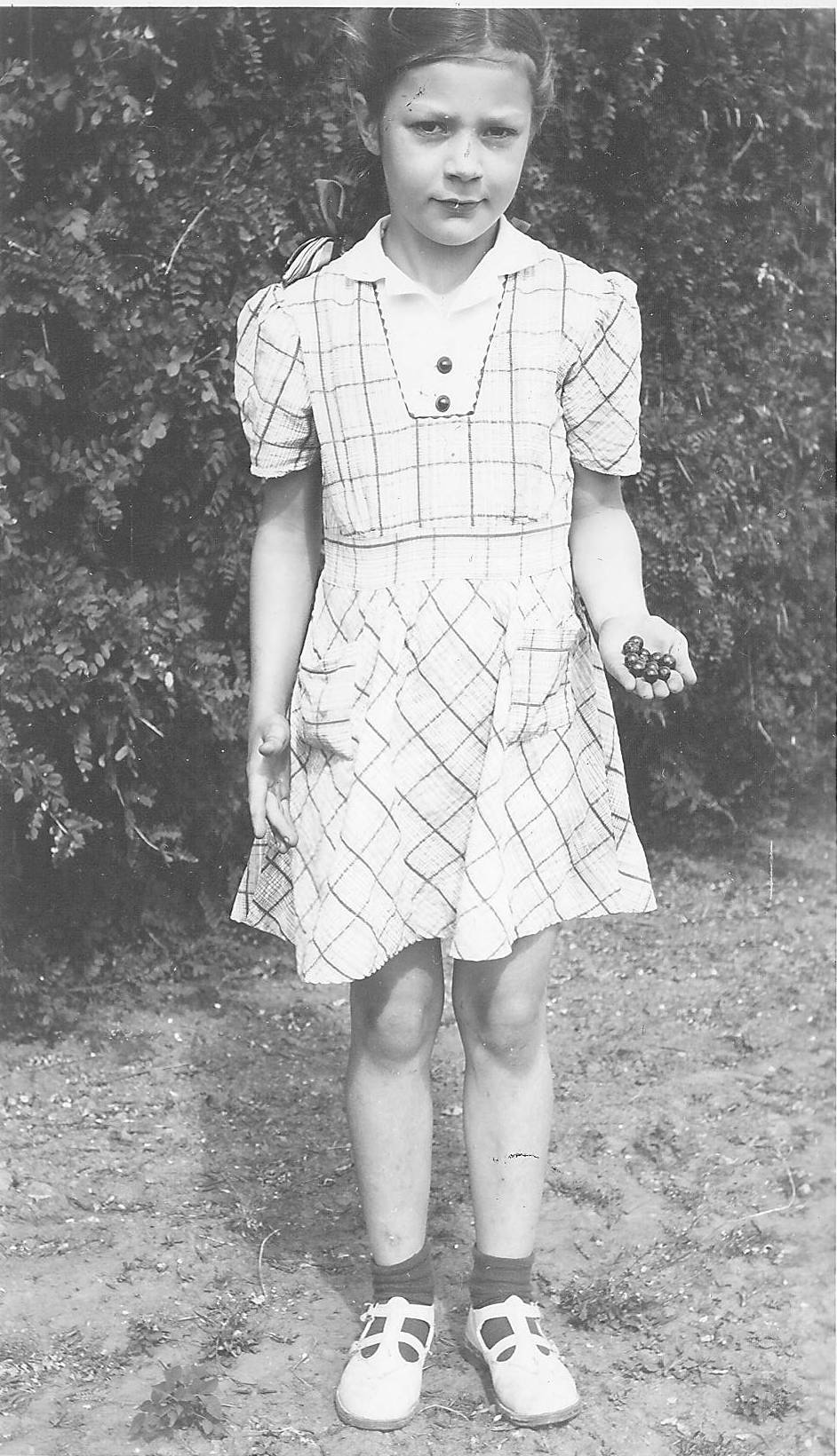 This young girl is at the Experimental Farm in Fort Vermilion picking red currants! She likely was posing as a model since our information focuses on the fact that they are "Stephens #4 red currants". We also have a second photo in which she is posing with the currant bush. We don't care about the currants though - we want to know who she is! The picture is taken in July of 1946, if you have any leads - comment below!

*EDIT* 
This young lady has been identified as Marjorie Clarke!


993.4.59.130 / Agriculture Canada
