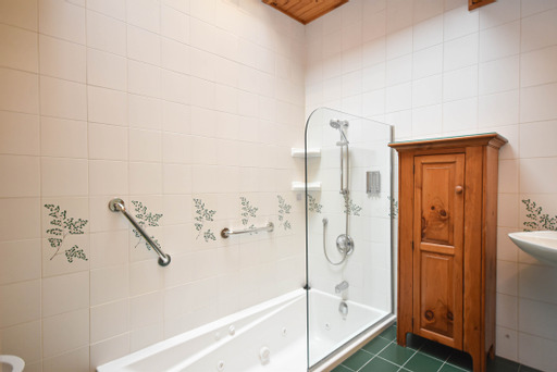 https://0901.nccdn.net/4_2/000/000/050/773/brown-2nd-floor-main-bathroom-3rd-pic.jpg