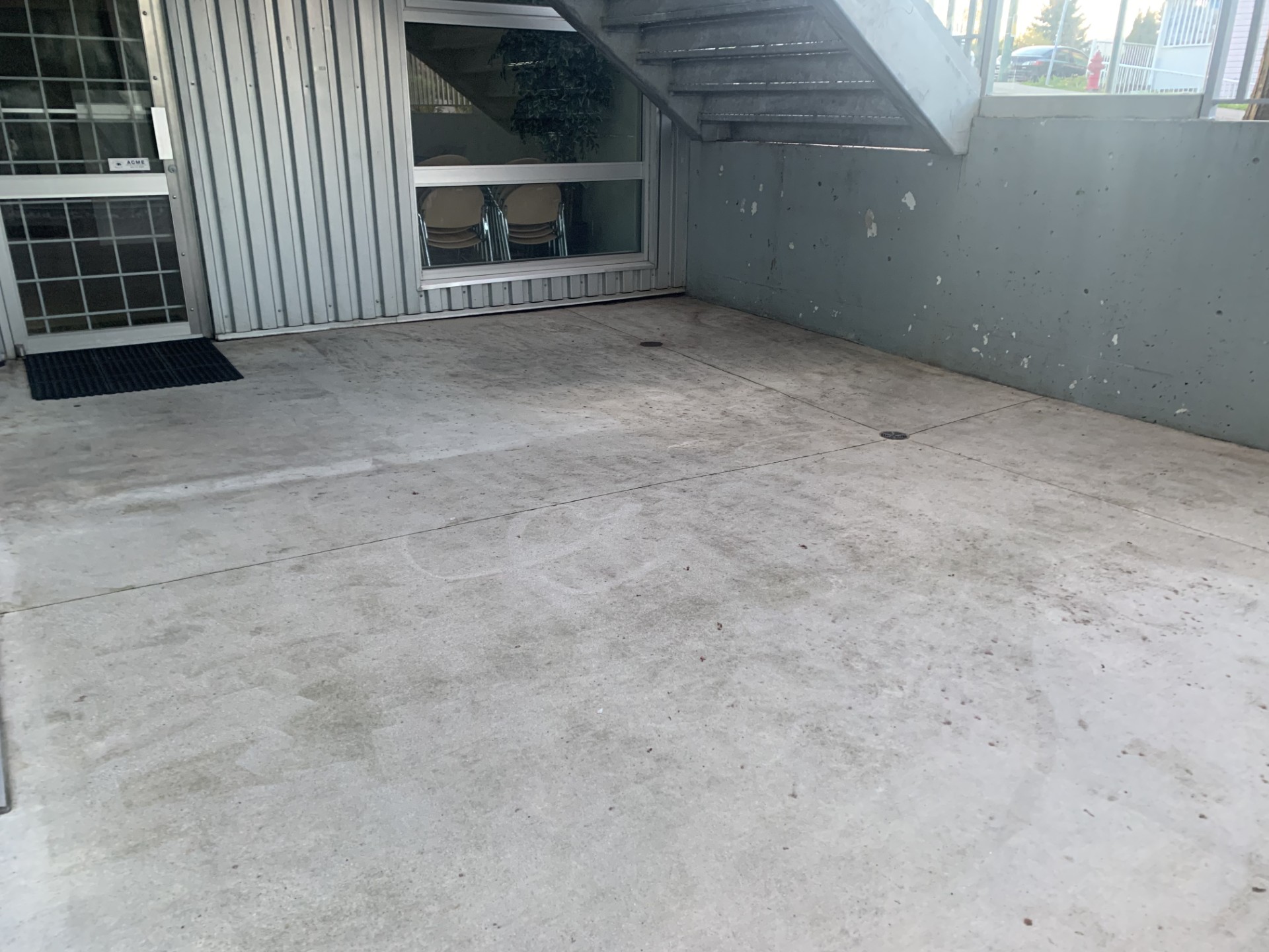 https://0901.nccdn.net/4_2/000/000/050/773/entry-courtyard.jpg