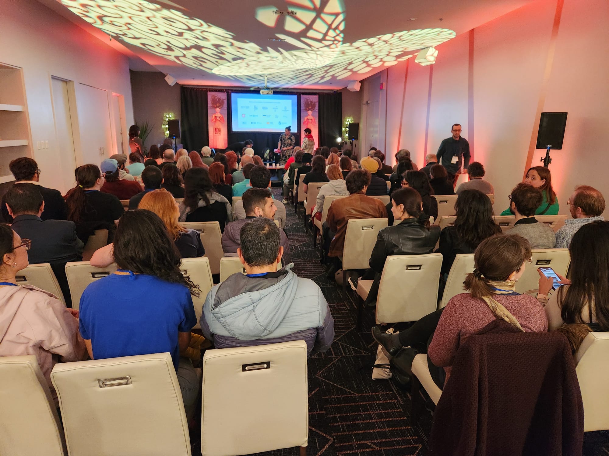 sábado, 27 de abril de 2024, Hotel 10 de la ciudad de Montreal, tuvo lugar la charla “OTRA MIRADA, OTRO MUNDO” con el apoyo de la Embajada de Uruguay en Ottawa y Ginny Stikeman y con la colaboración del Consejo de las Artes de Canadá para celebrar a los finalistas y ganadores de los Premios Literarios del Gobernador General.